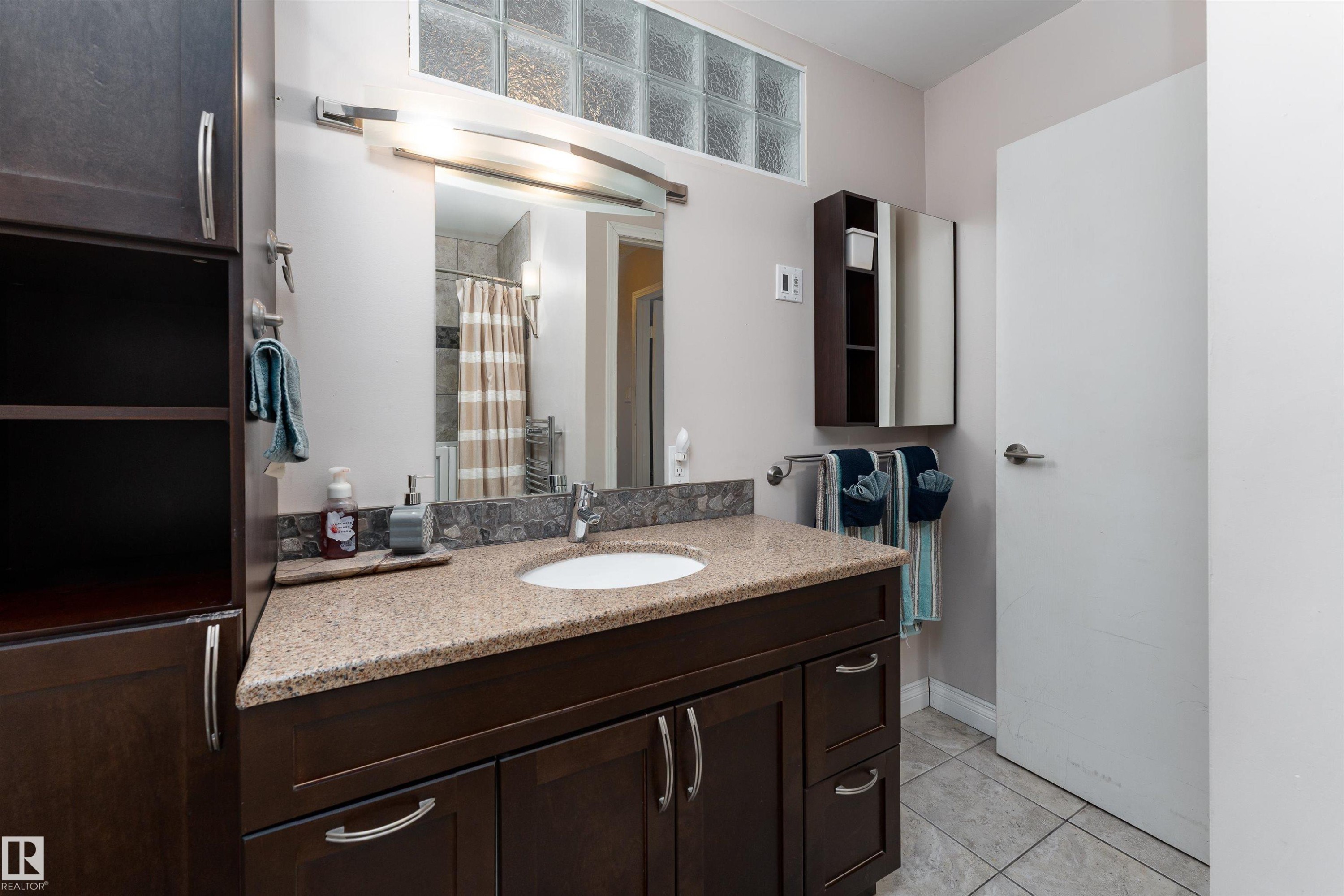 5359 Hill View Crescent, Edmonton, AB - Indoor Photo Showing Bathroom
