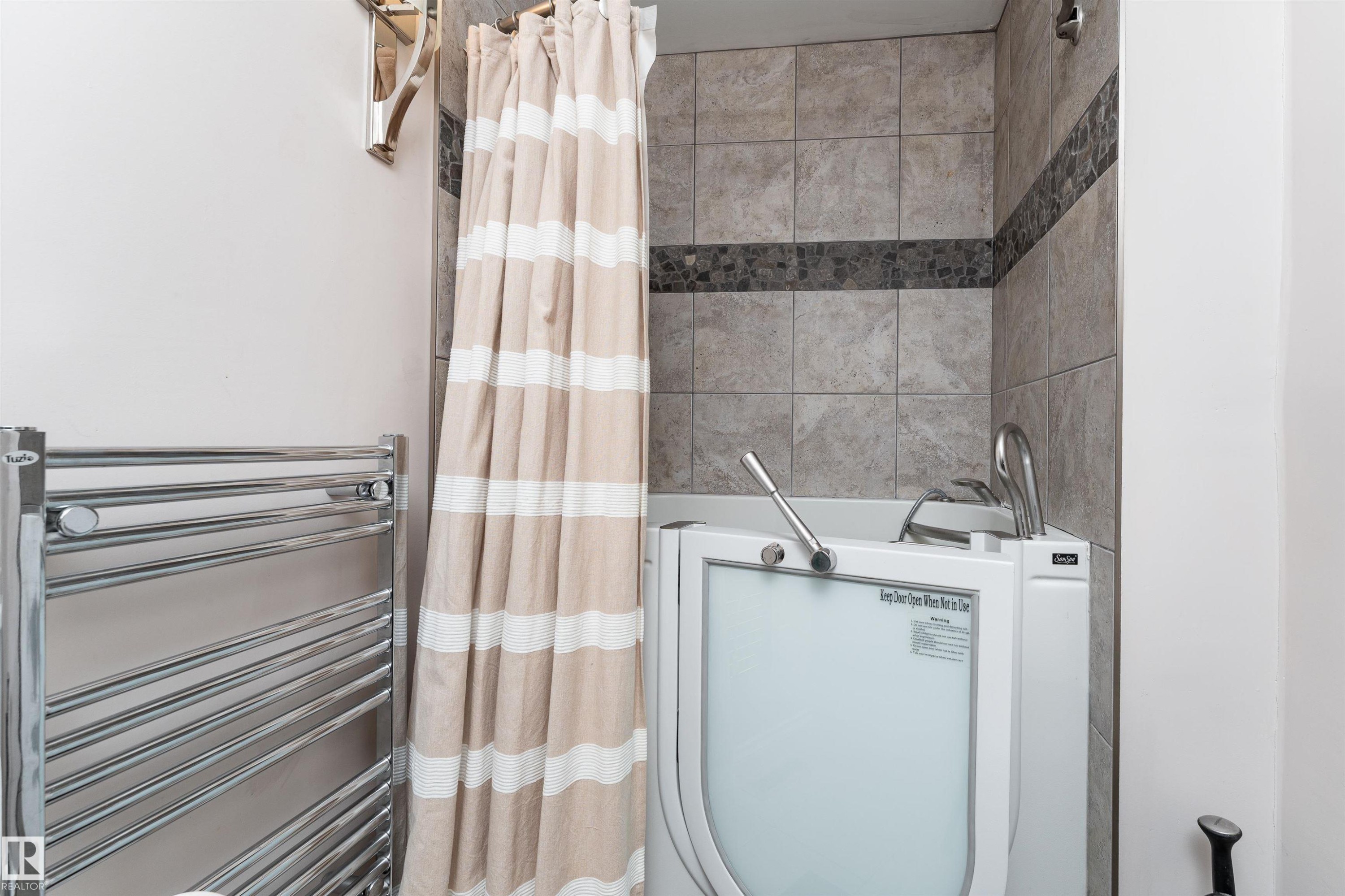 5359 Hill View Crescent, Edmonton, AB - Indoor Photo Showing Bathroom