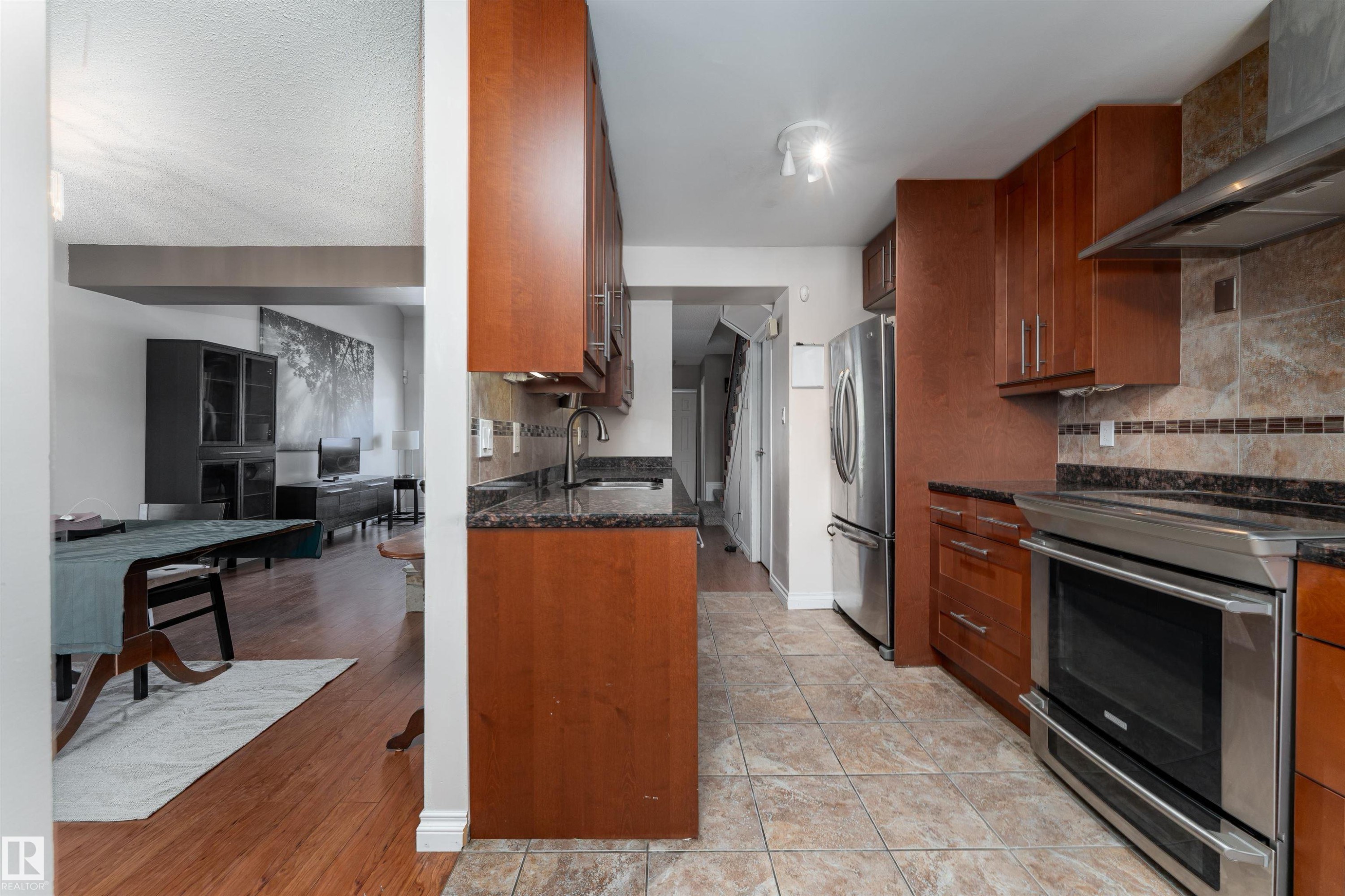 5359 Hill View Crescent, Edmonton, AB - Indoor Photo Showing Kitchen