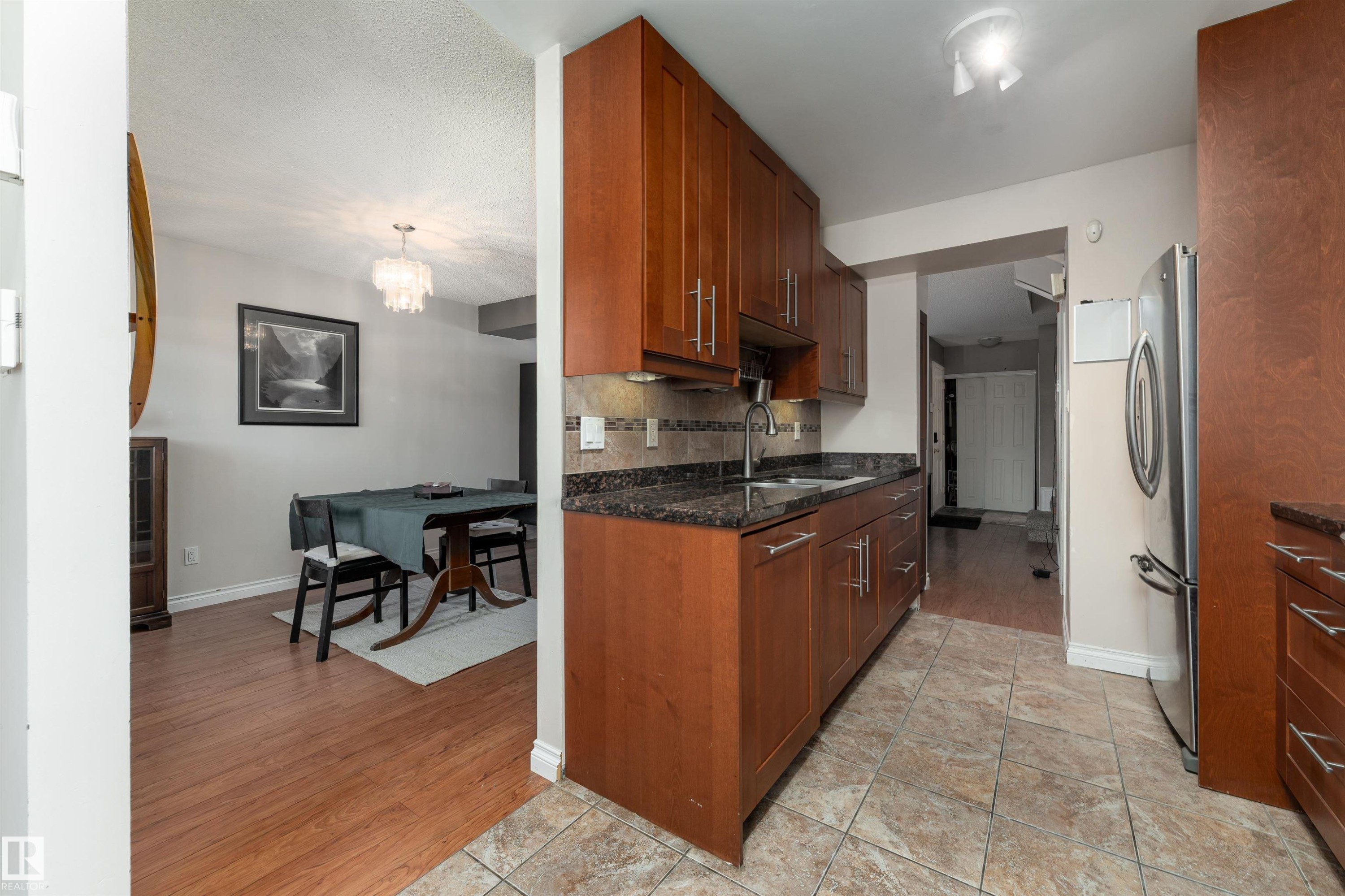 5359 Hill View Crescent, Edmonton, AB - Indoor Photo Showing Kitchen