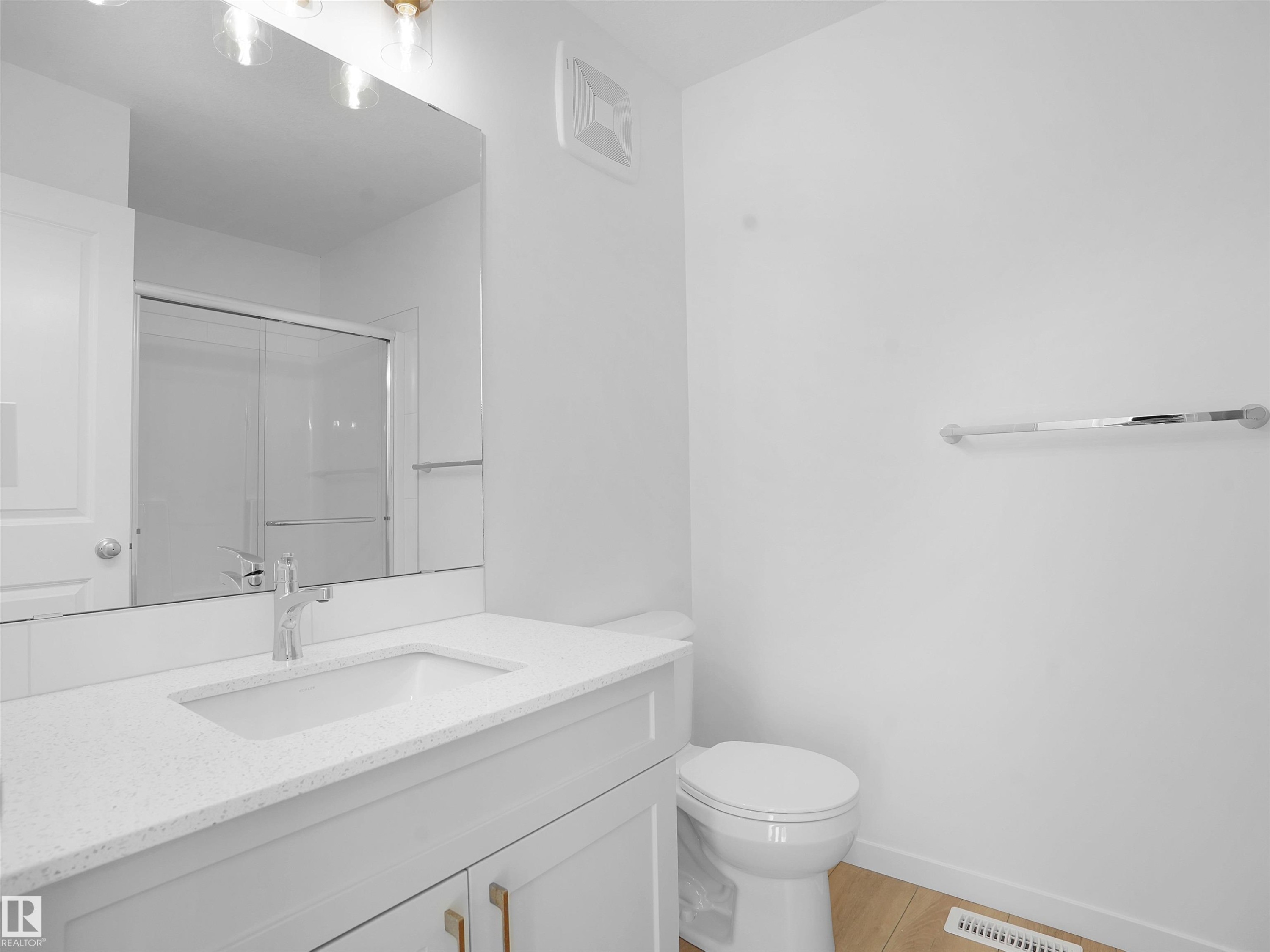 118 1009 Cy Becker Road, Edmonton, AB - Indoor Photo Showing Bathroom