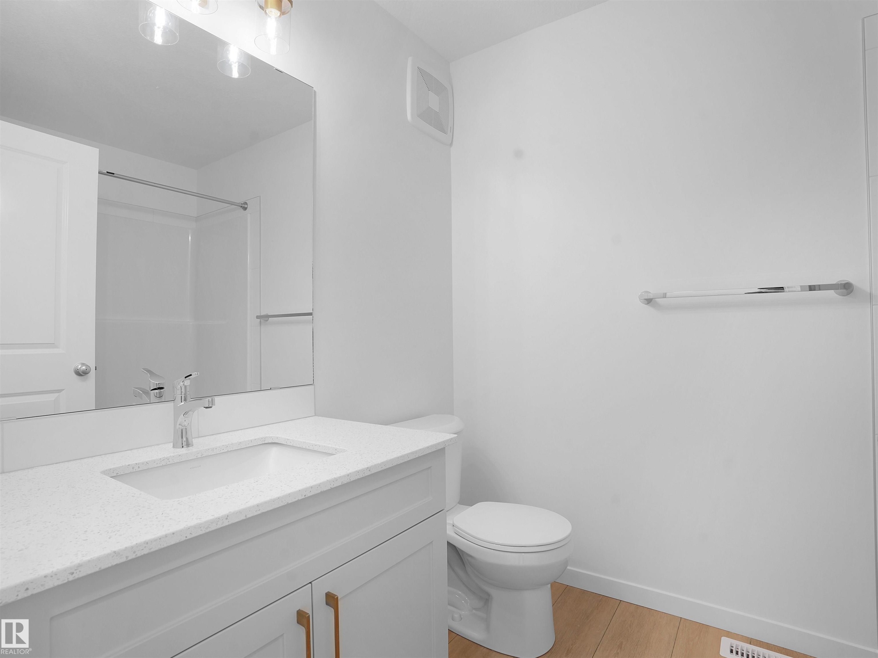 118 1009 Cy Becker Road, Edmonton, AB - Indoor Photo Showing Bathroom