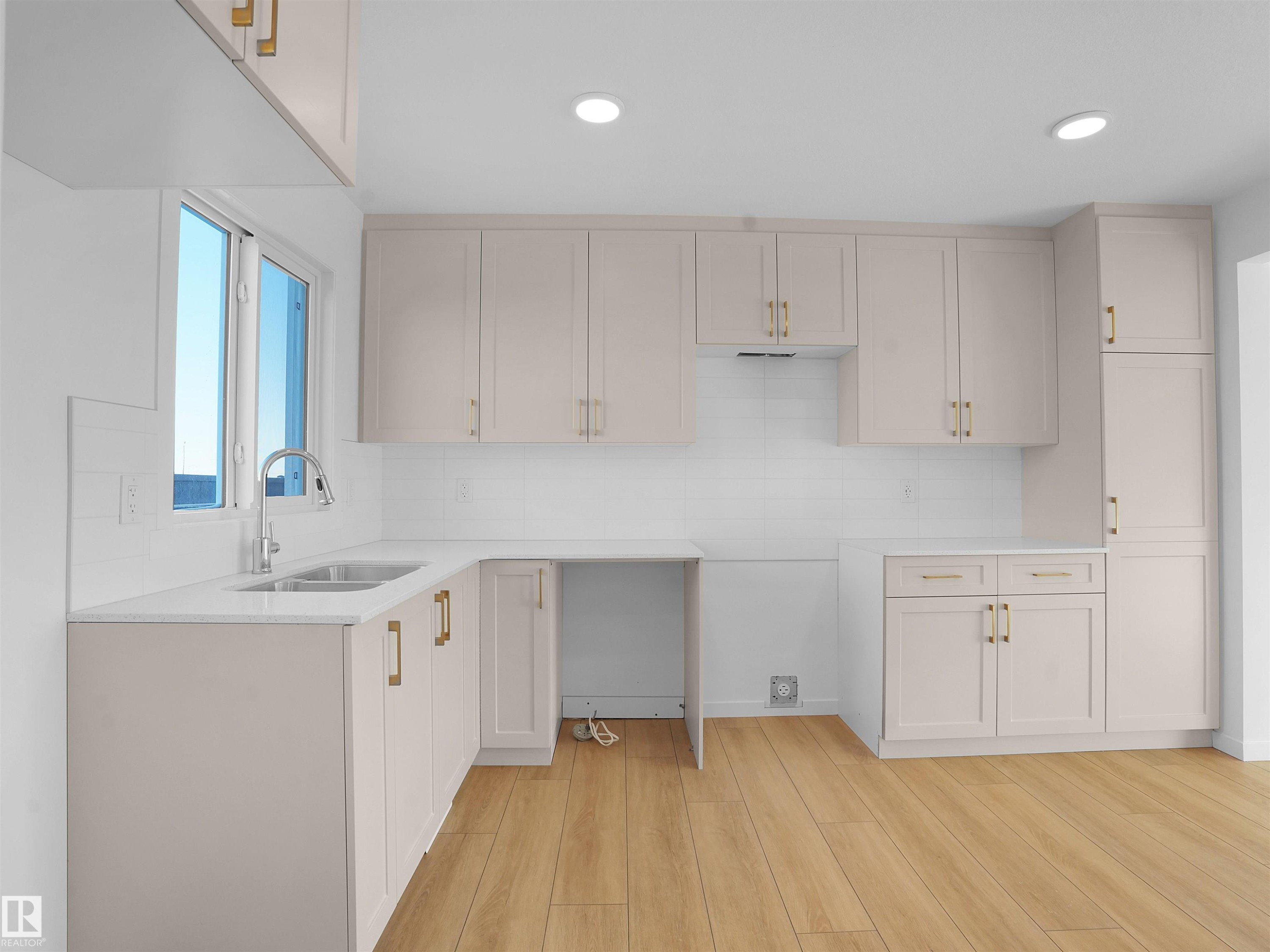 118 1009 Cy Becker Road, Edmonton, AB - Indoor Photo Showing Kitchen With Double Sink