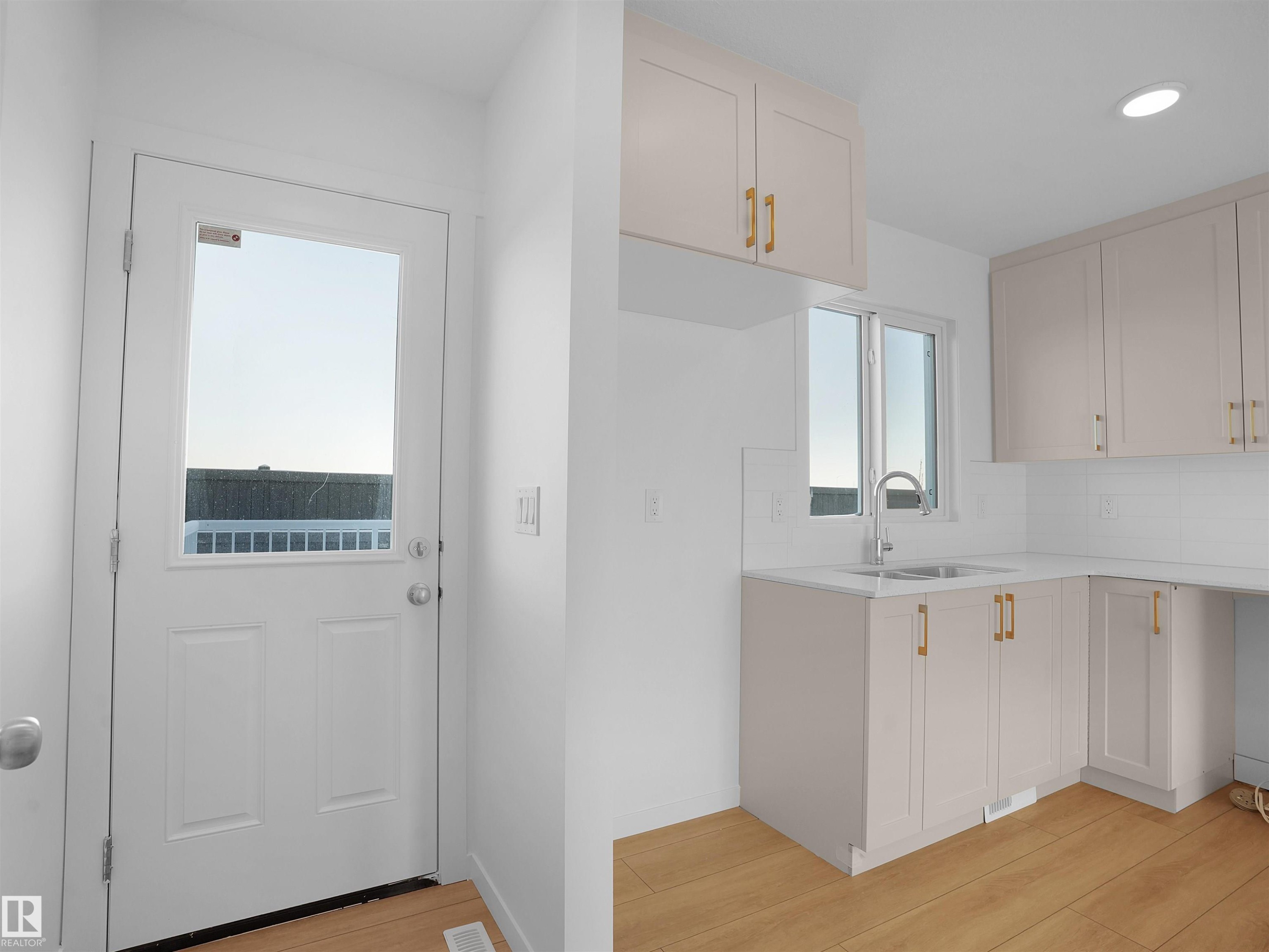 118 1009 Cy Becker Road, Edmonton, AB - Indoor