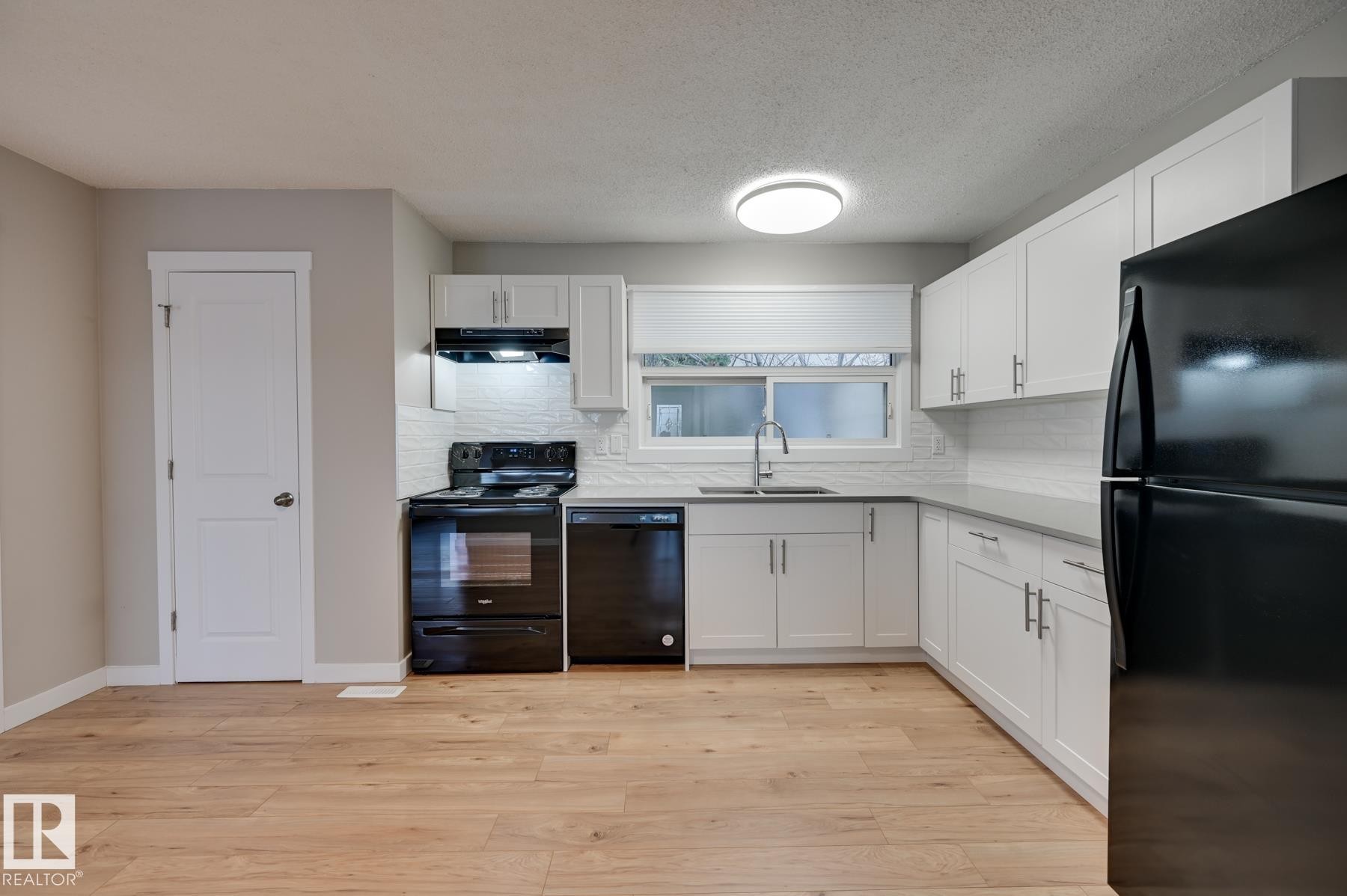 14903 77 Street, Edmonton, AB - Indoor Photo Showing Kitchen