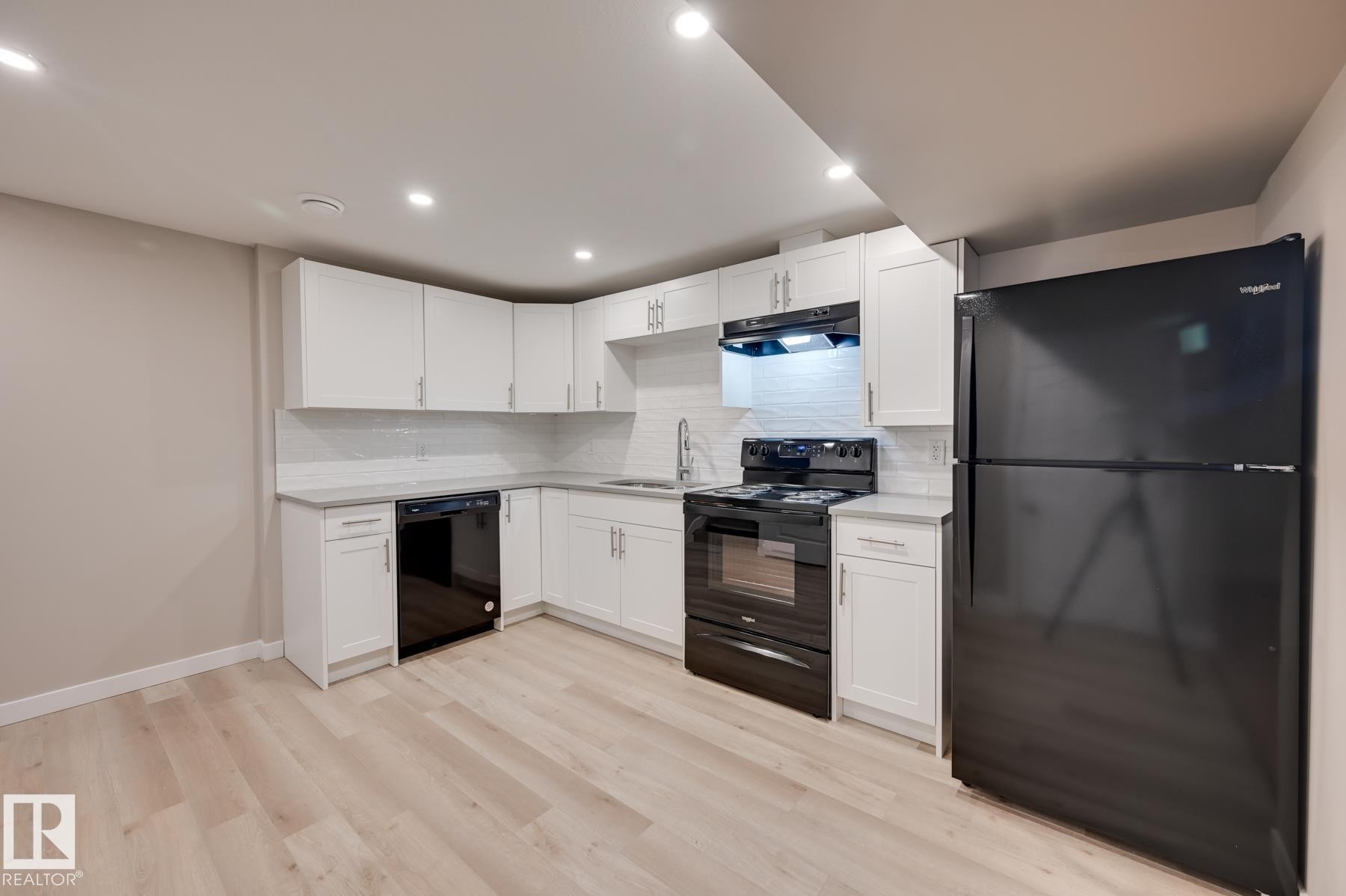 14903 77 Street, Edmonton, AB - Indoor Photo Showing Kitchen