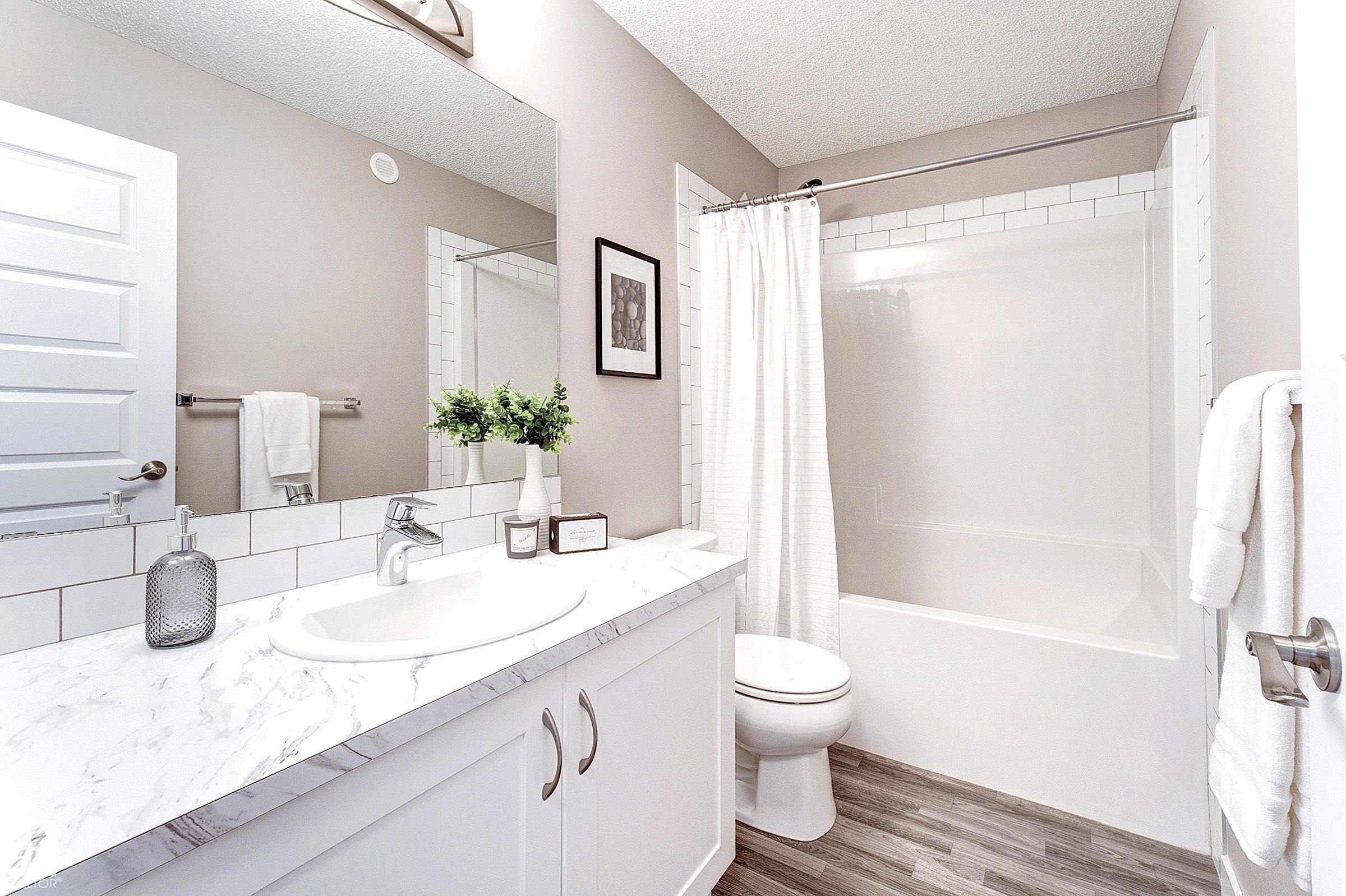 5441 Allbright Square, Edmonton, AB - Indoor Photo Showing Bathroom
