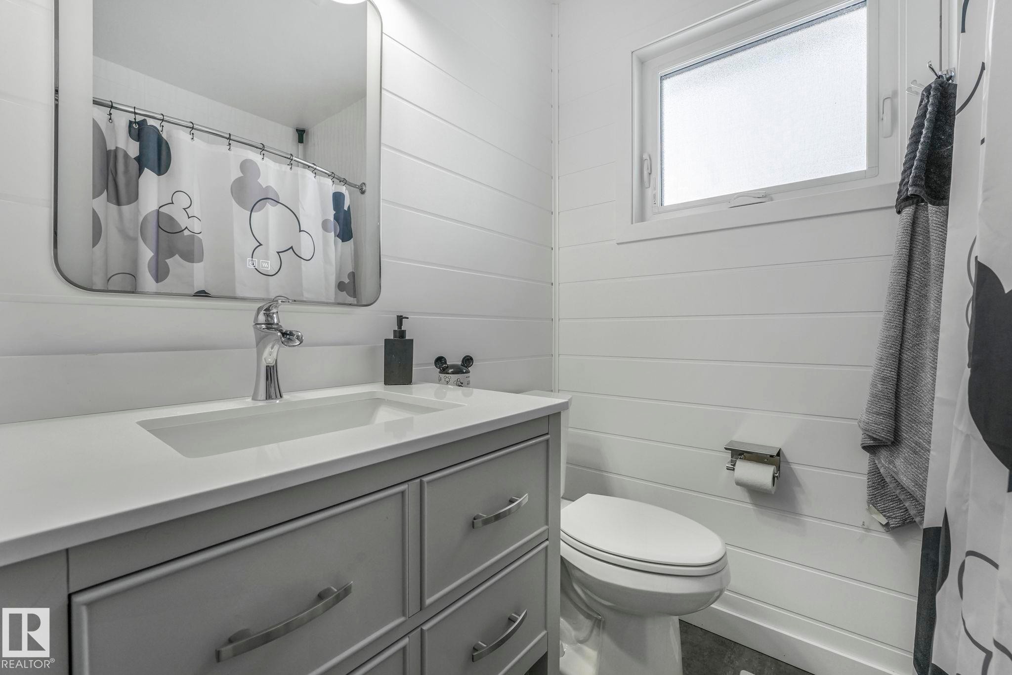5204 47 Street, Redwater, AB - Indoor Photo Showing Bathroom