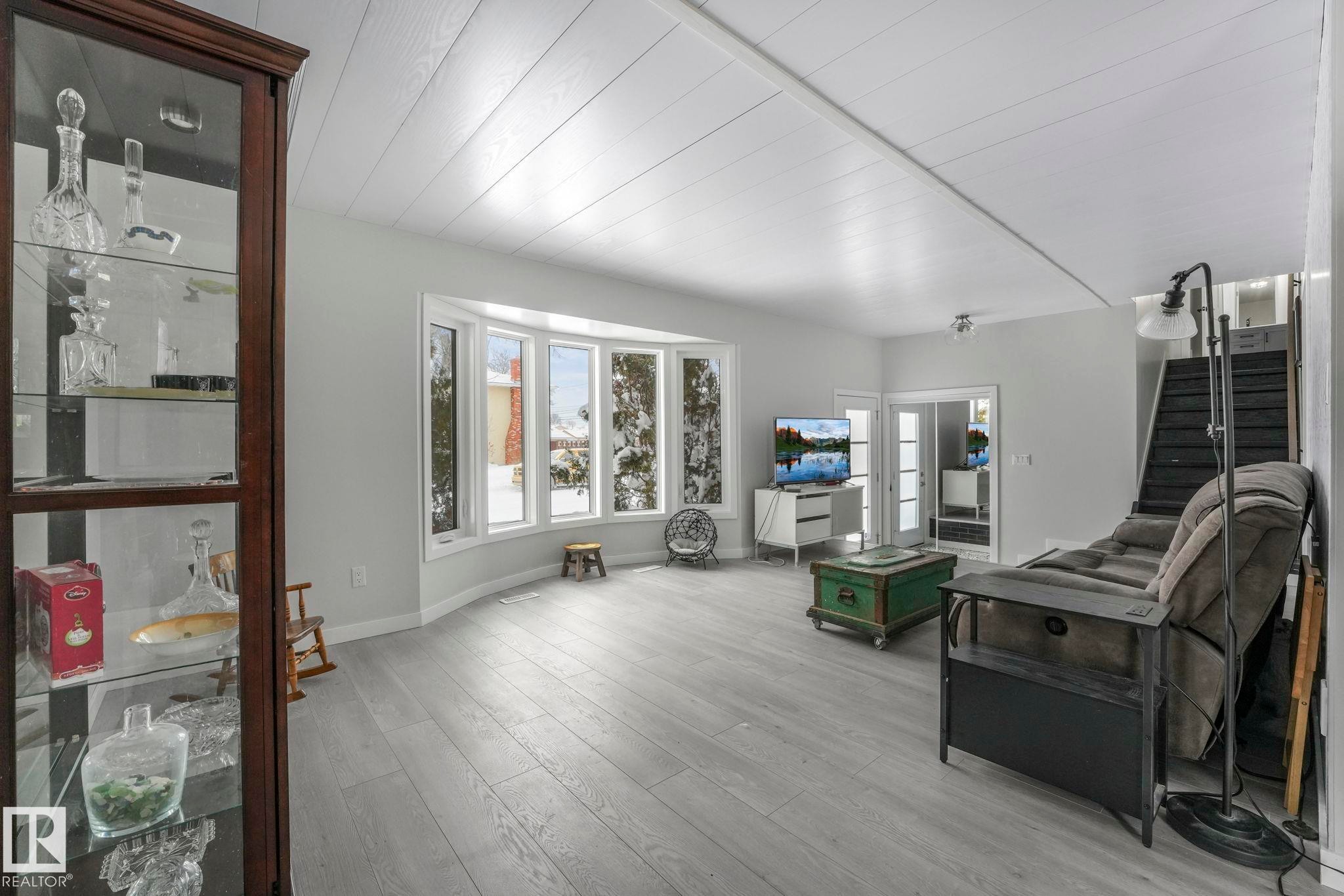 5204 47 Street, Redwater, AB - Indoor