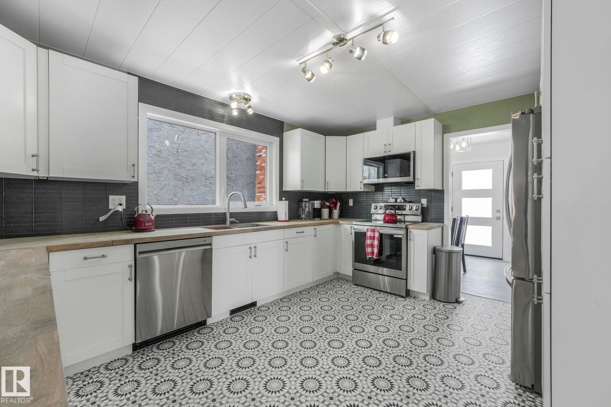 5204 47 Street, Redwater, AB - Indoor Photo Showing Kitchen With Double Sink With Upgraded Kitchen