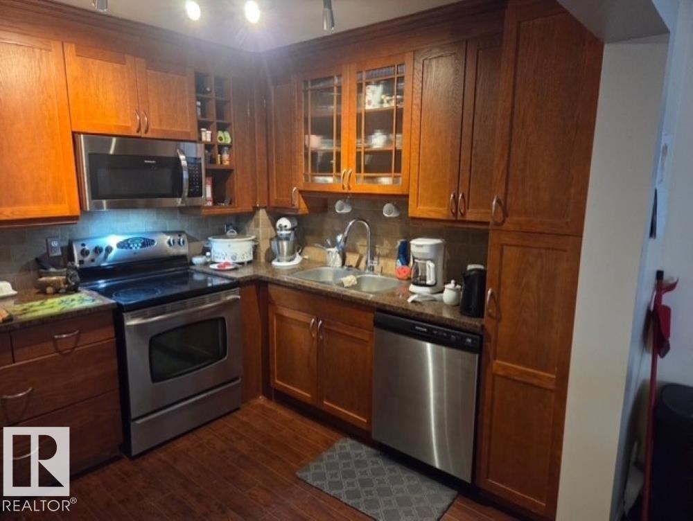 633 Willow Court, Edmonton, AB - Indoor Photo Showing Kitchen With Double Sink