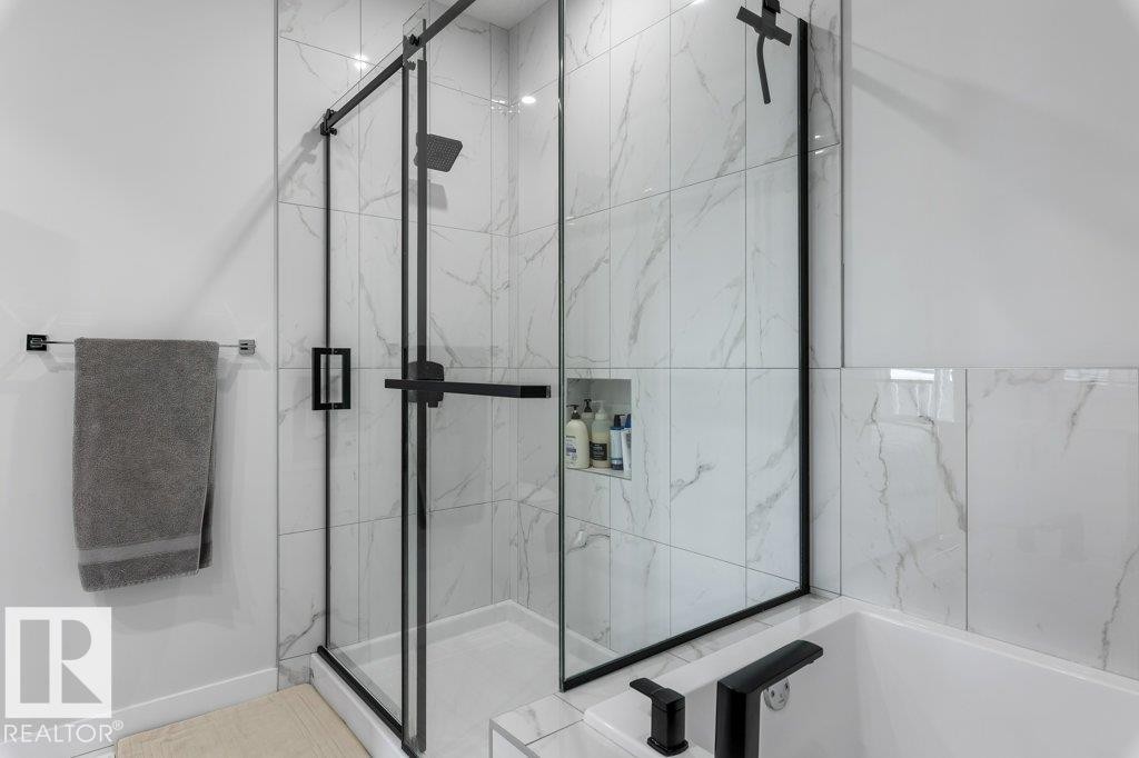 6464 King Wynd, Edmonton, AB - Indoor Photo Showing Bathroom