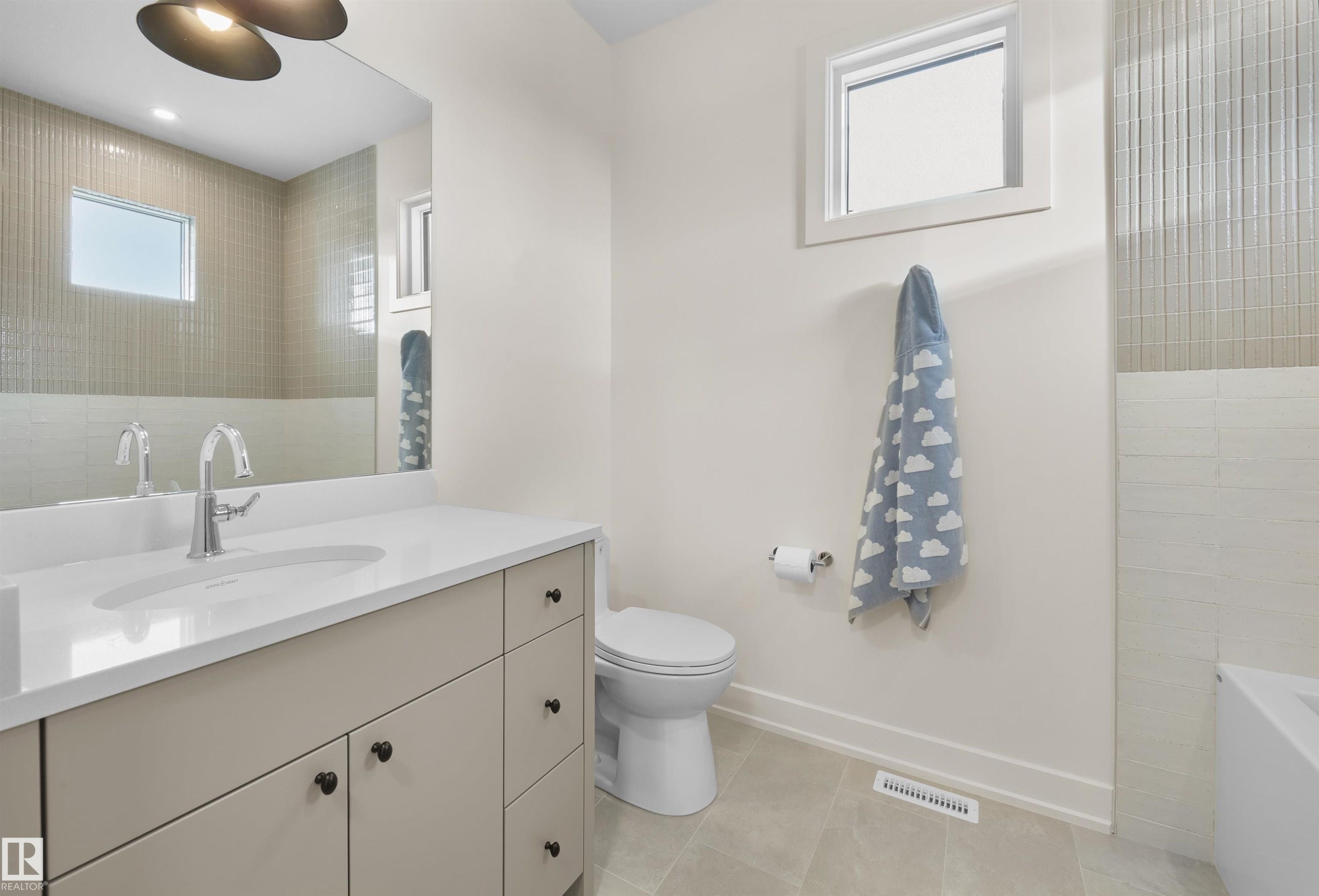 4183 Cameron Heights Point(E), Edmonton, AB - Indoor Photo Showing Bathroom