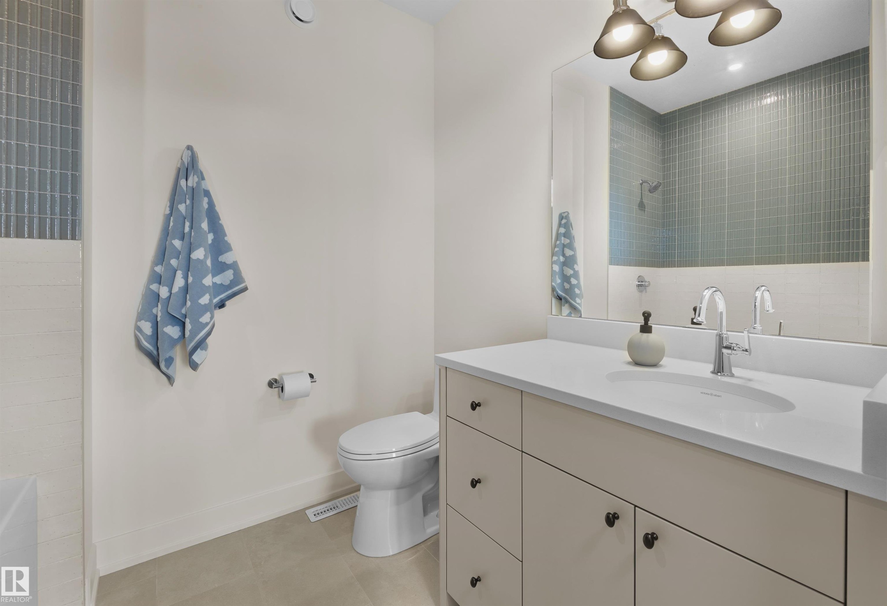 4183 Cameron Heights Point(E), Edmonton, AB - Indoor Photo Showing Bathroom