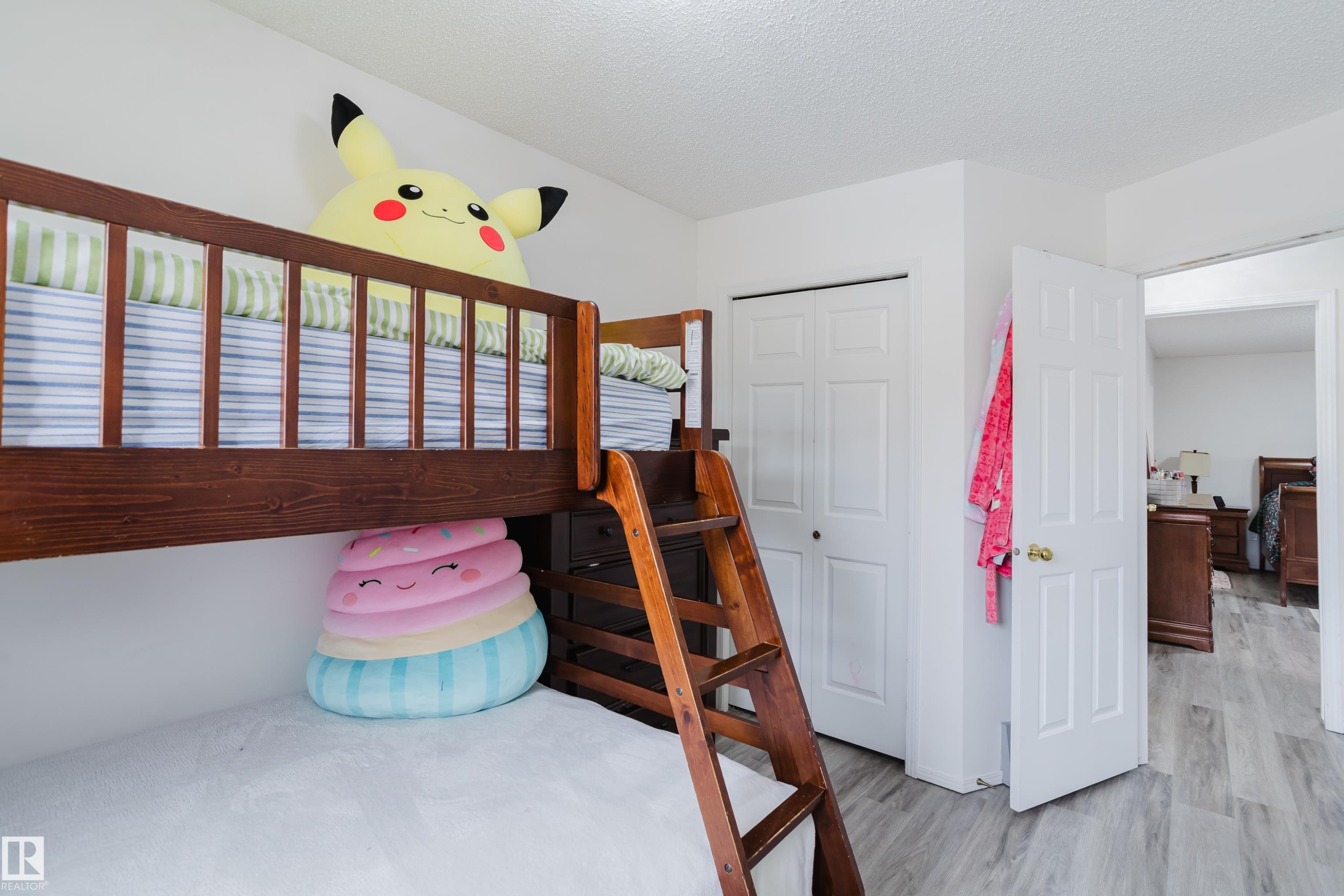 Bedroom with a textured ceiling, a closet, and light wood-type flooring - 236 Lago Lindo Crescent, Edmonton, AB - Indoor