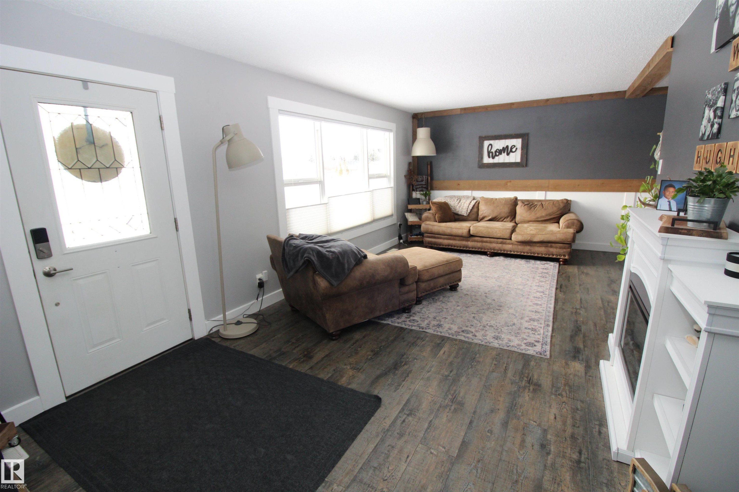 Foyer entrance featuring dark wood-type flooring and baseboards - 10319 106 Ave, Westlock, AB - Indoor