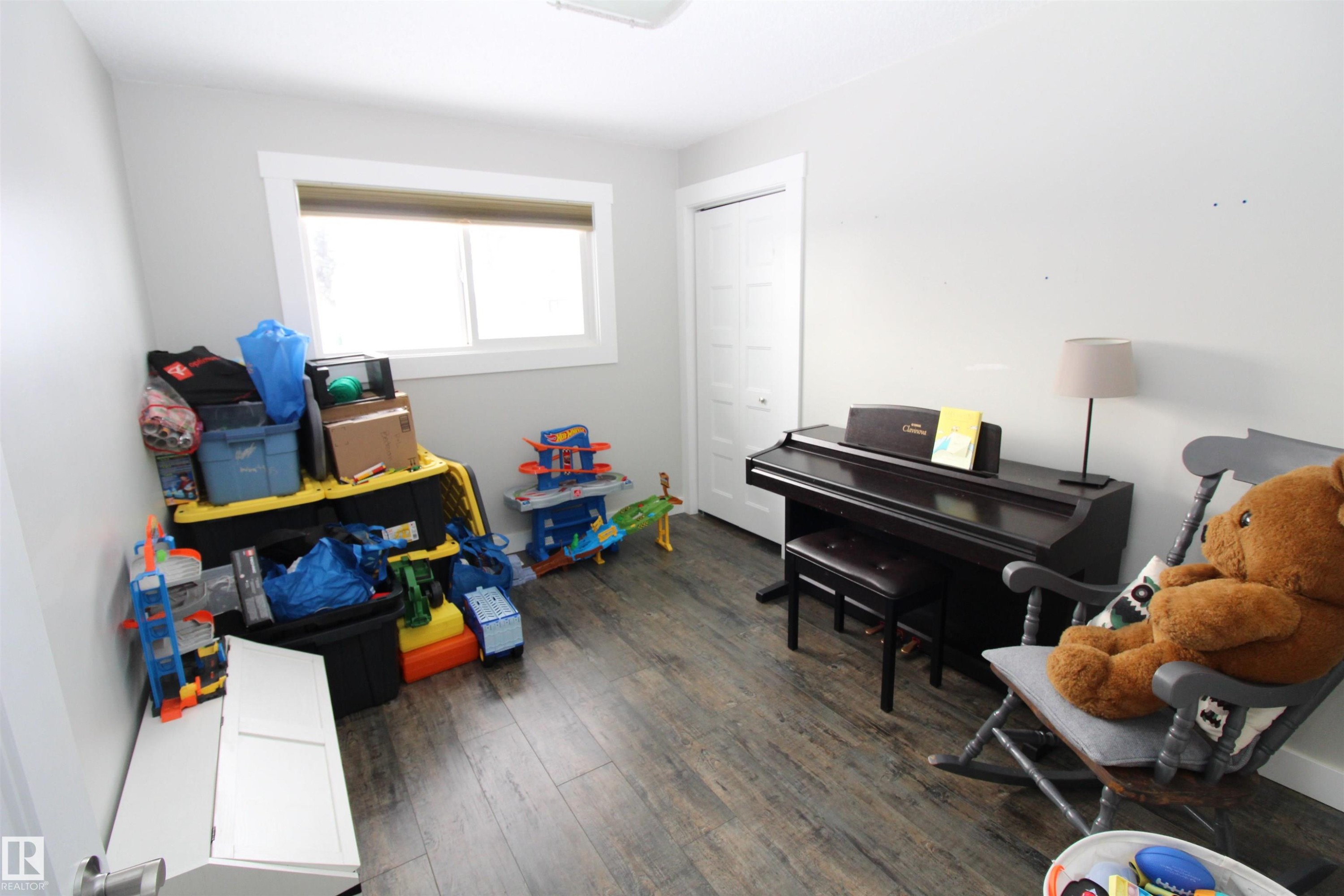 Playroom featuring dark wood-style floors - 10319 106 Ave, Westlock, AB - Indoor