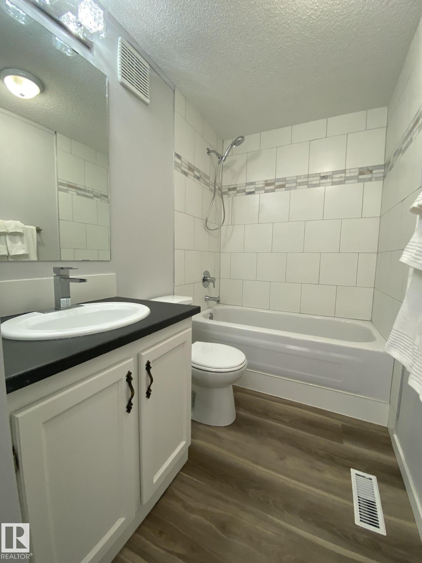 56 Westview Boulevard, Edmonton, AB - Indoor Photo Showing Bathroom