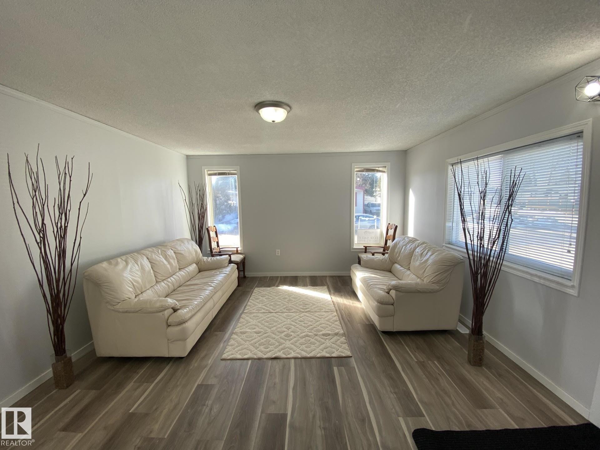 56 Westview Boulevard, Edmonton, AB - Indoor Photo Showing Living Room