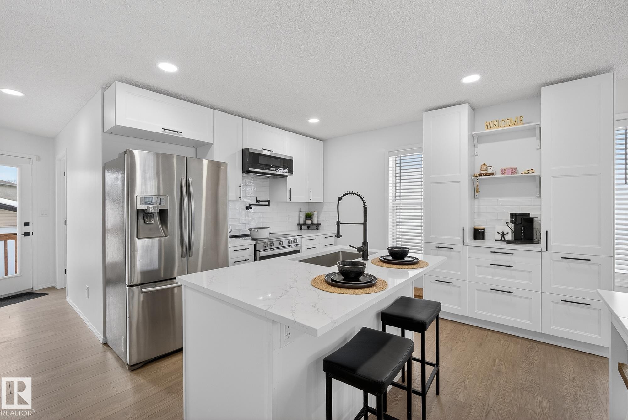4503 149 Avenue, Edmonton, AB - Indoor Photo Showing Kitchen With Upgraded Kitchen