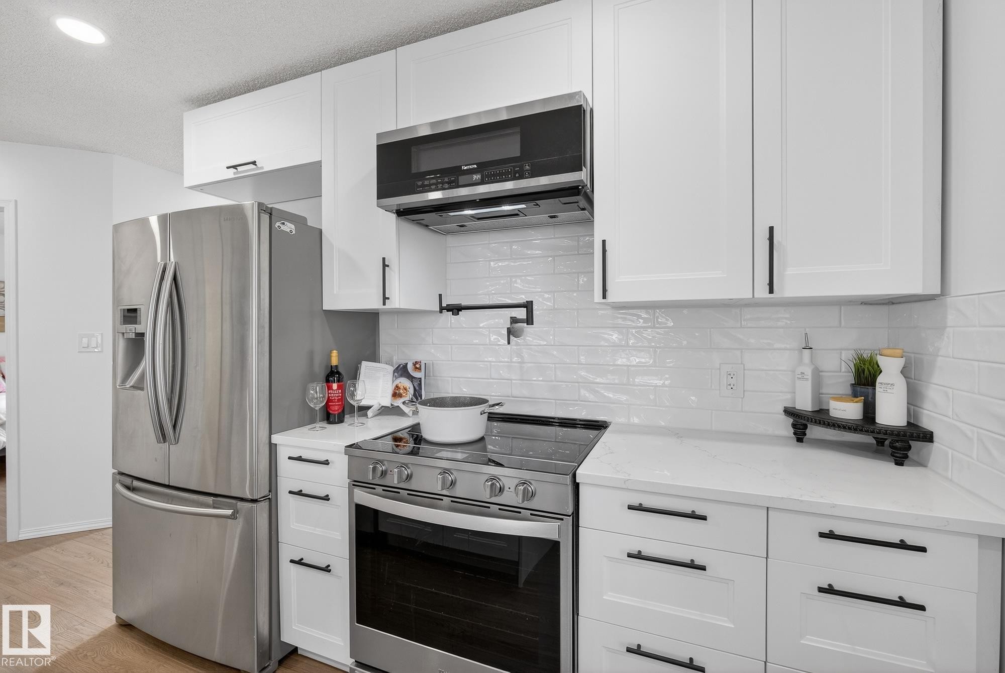 4503 149 Avenue, Edmonton, AB - Indoor Photo Showing Kitchen With Upgraded Kitchen