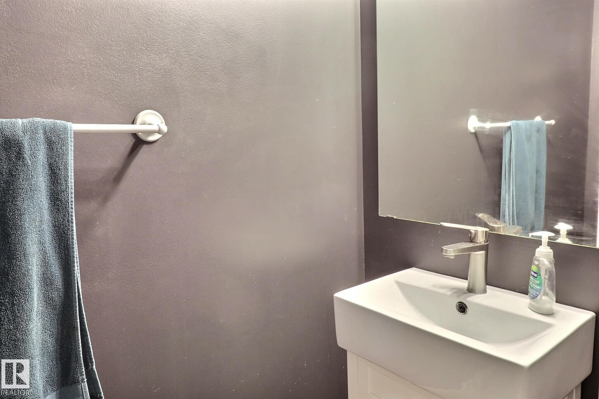 Main Floor Washroom - 18285 84 Avenue, Edmonton, AB - Indoor Photo Showing Bathroom