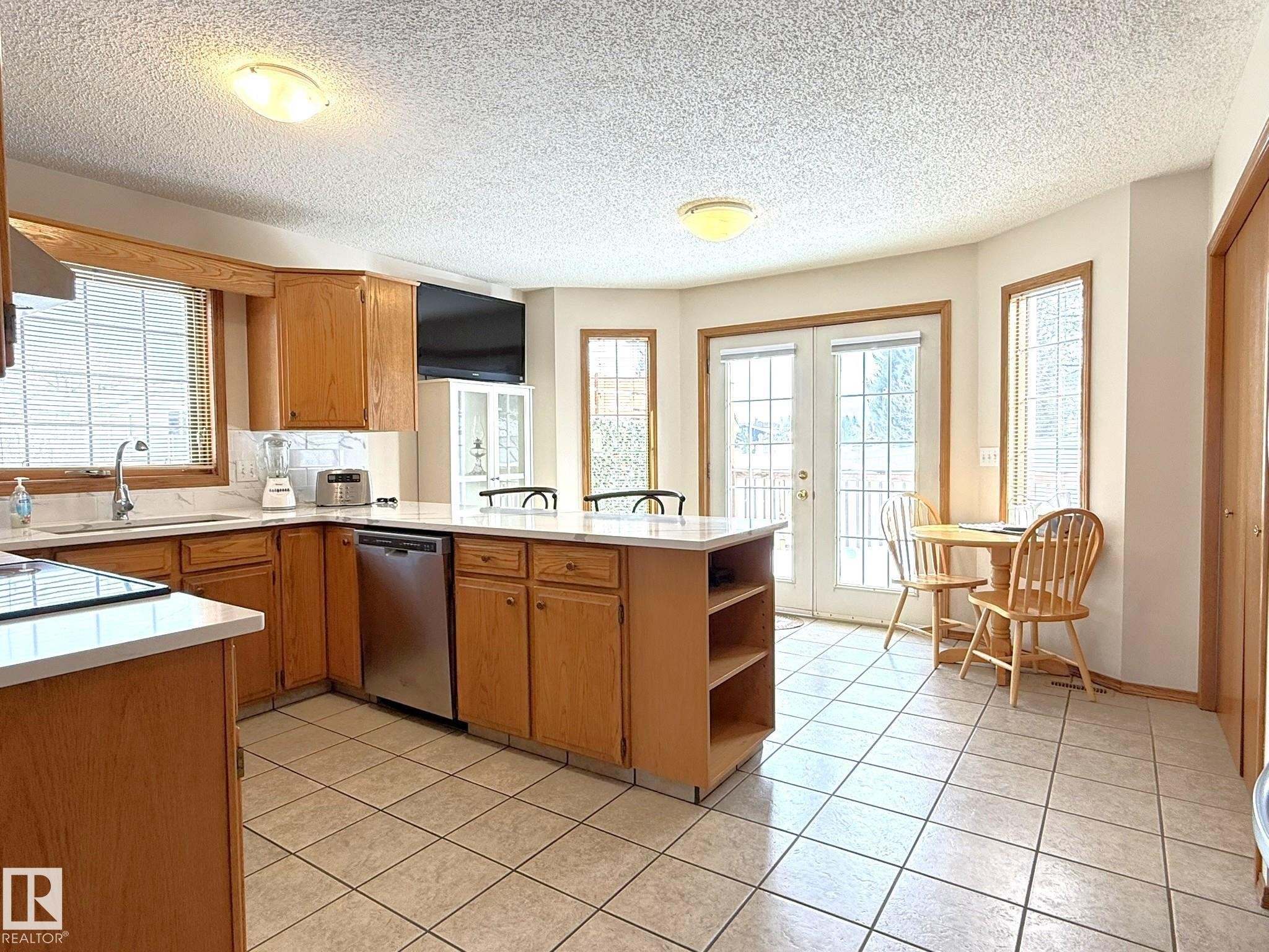 1 Bamber Place, Leduc, AB - Indoor Photo Showing Kitchen