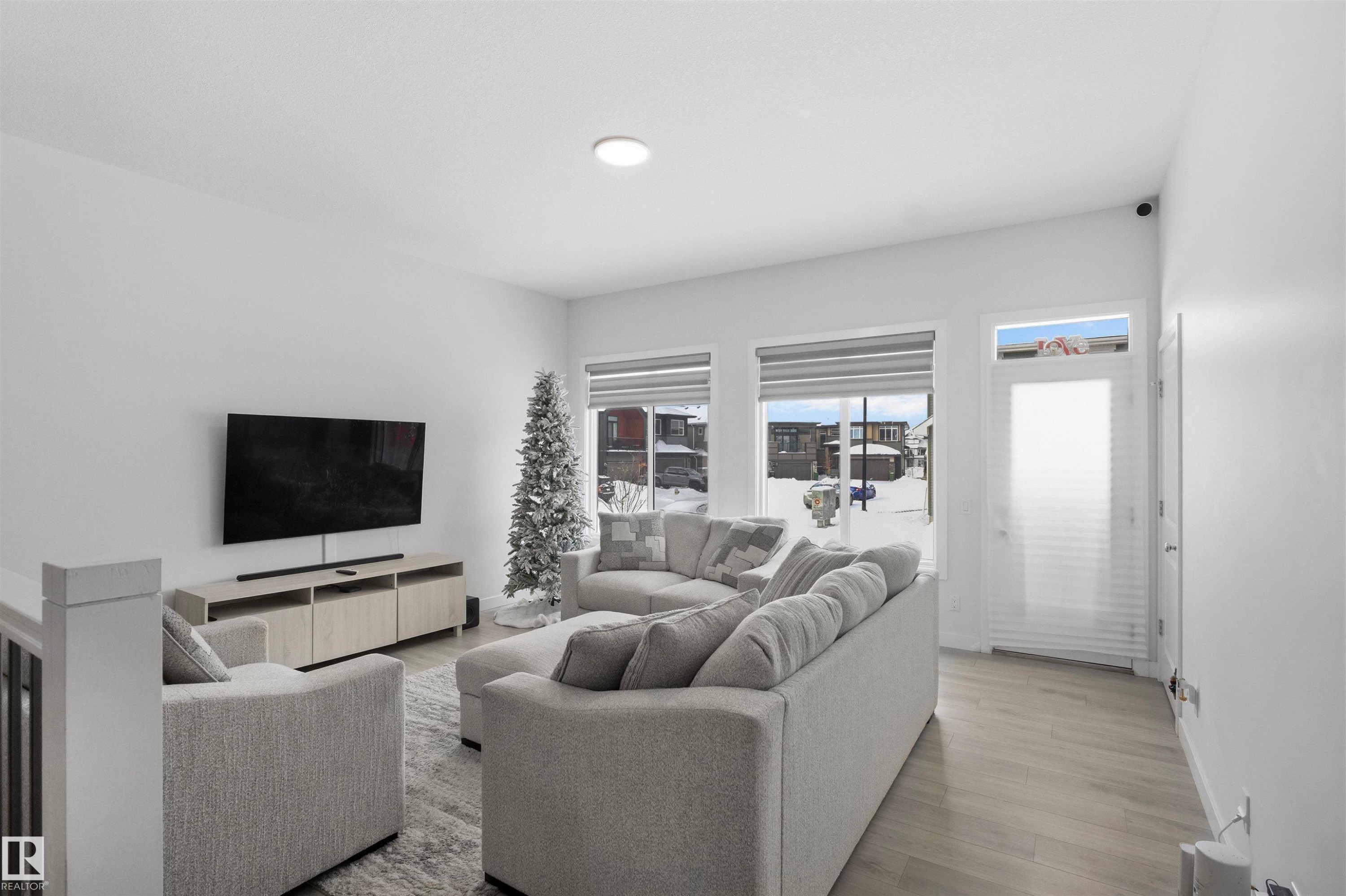 3888 Chrustawka Place, Edmonton, AB - Indoor Photo Showing Living Room