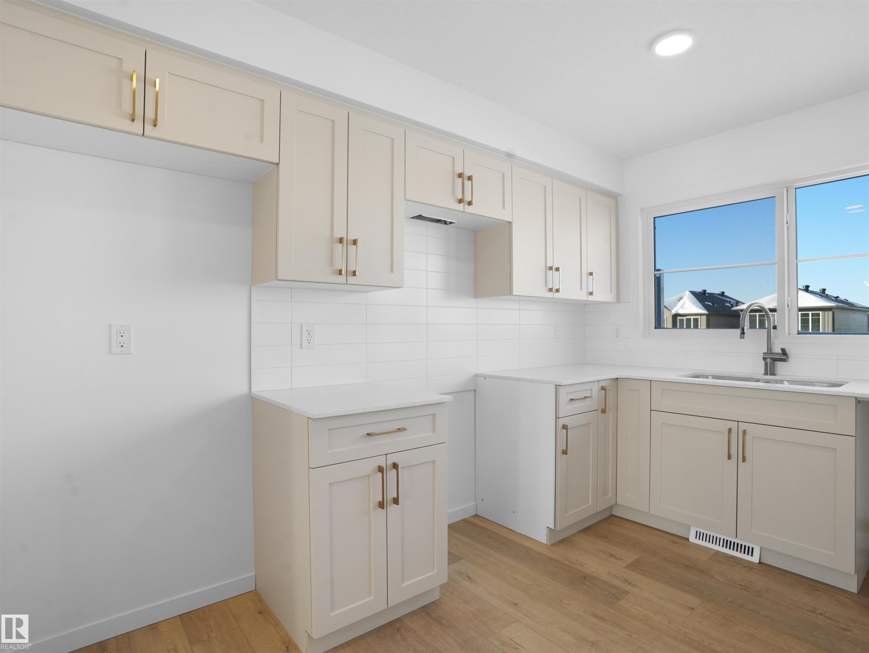 2706 Alces Way, Edmonton, AB - Indoor Photo Showing Kitchen