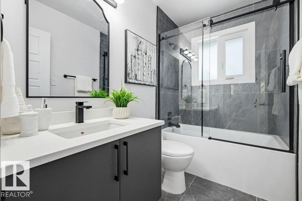 16206 83 Avenue, Edmonton, AB - Indoor Photo Showing Bathroom