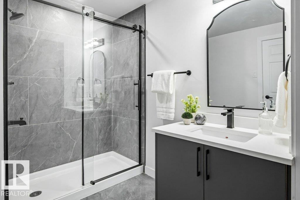 16206 83 Avenue, Edmonton, AB - Indoor Photo Showing Bathroom