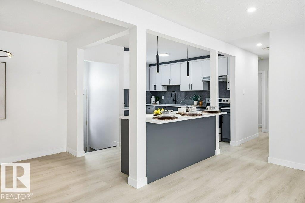 16206 83 Avenue, Edmonton, AB - Indoor Photo Showing Kitchen
