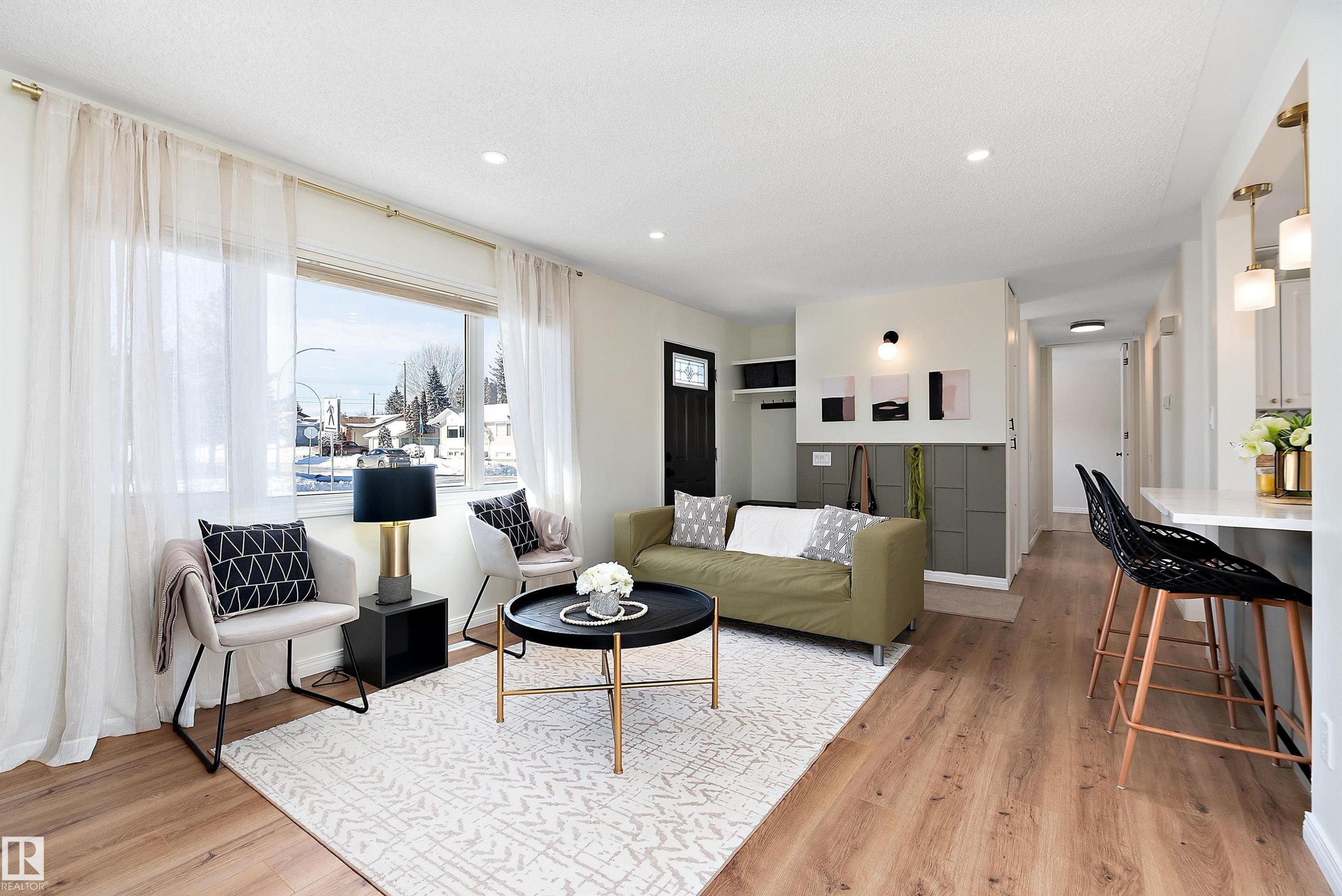 9239 Ottewell Road, Edmonton, AB - Indoor Photo Showing Living Room