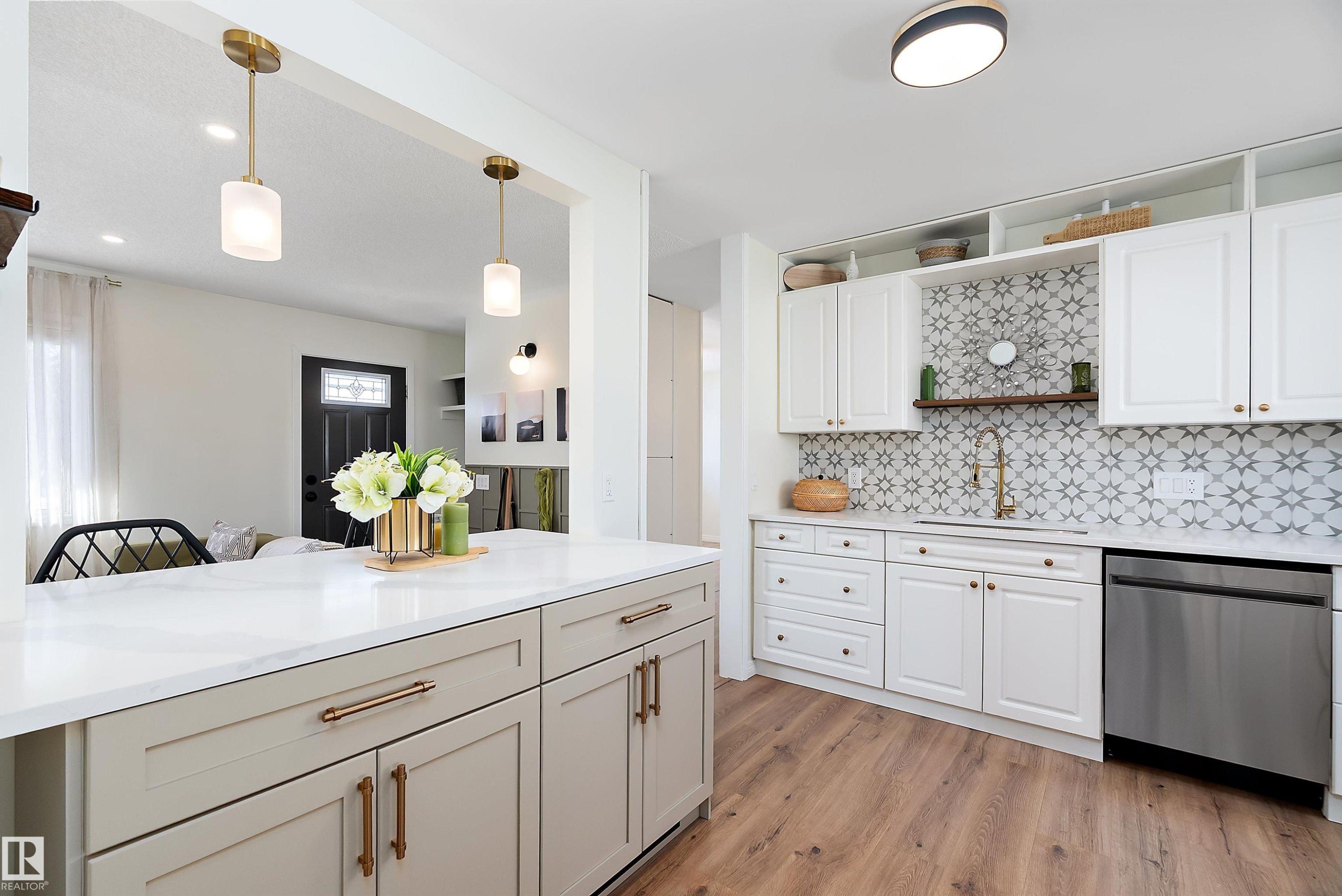 9239 Ottewell Road, Edmonton, AB - Indoor Photo Showing Kitchen With Upgraded Kitchen