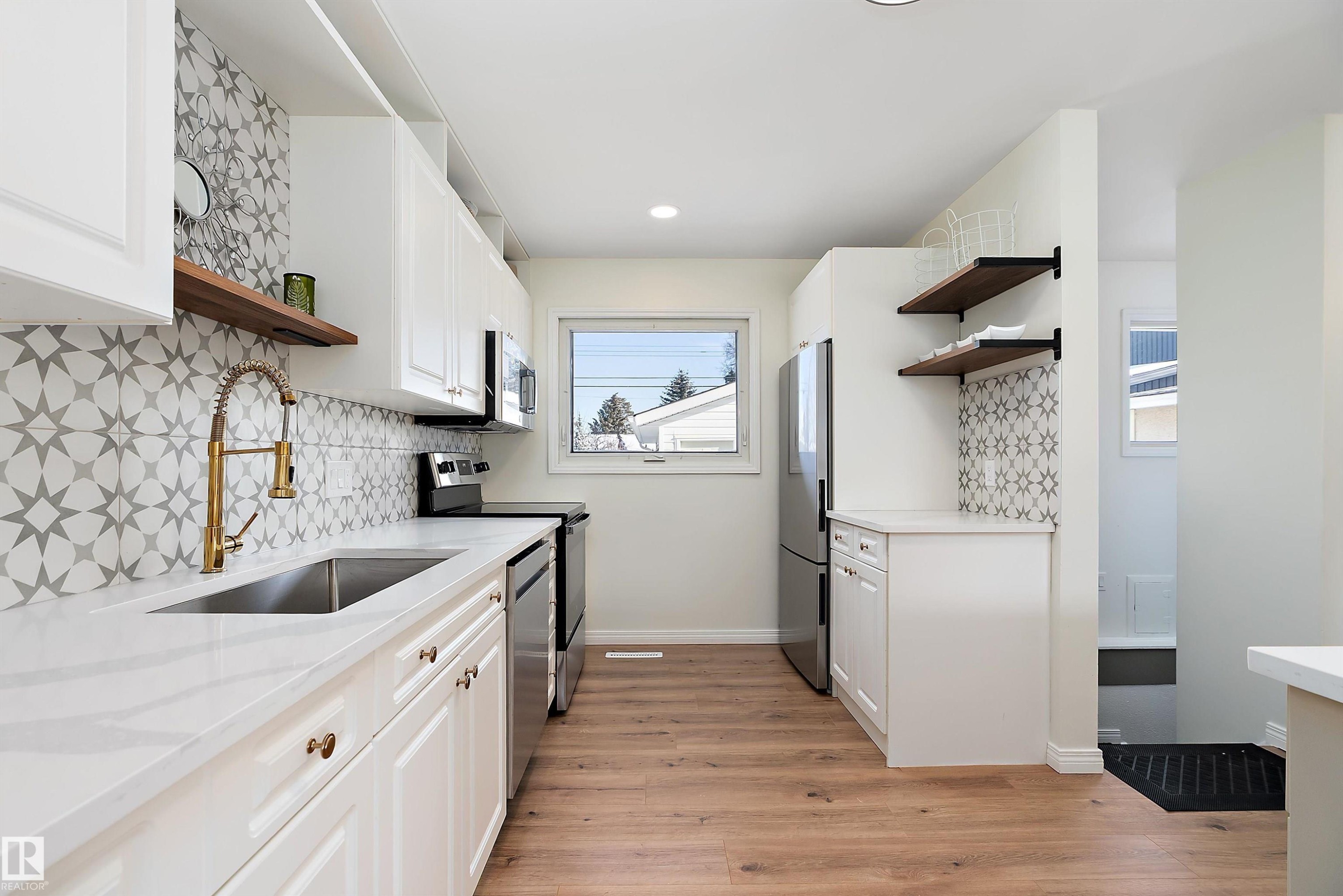 9239 Ottewell Road, Edmonton, AB - Indoor Photo Showing Kitchen