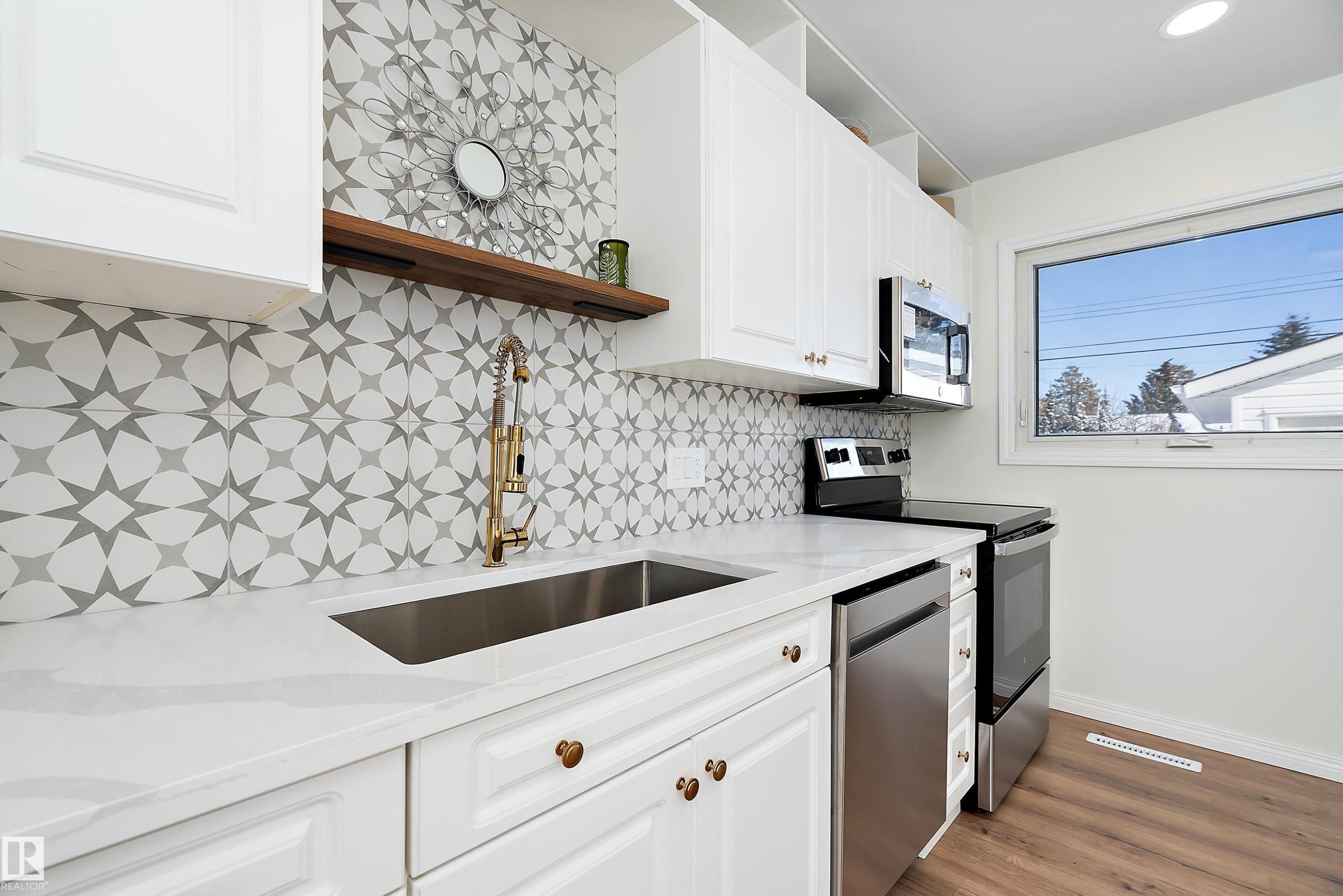 9239 Ottewell Road, Edmonton, AB - Indoor Photo Showing Kitchen With Stainless Steel Kitchen