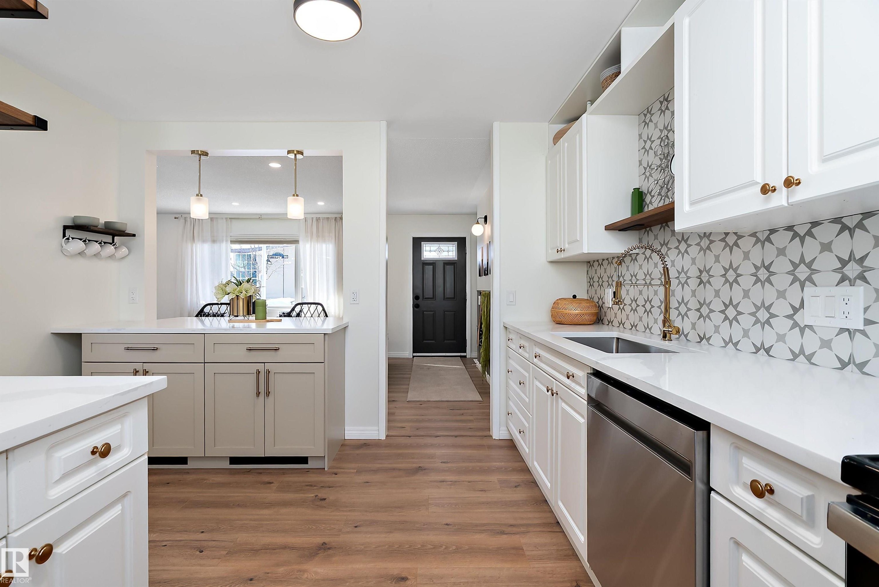 9239 Ottewell Road, Edmonton, AB - Indoor Photo Showing Kitchen With Upgraded Kitchen