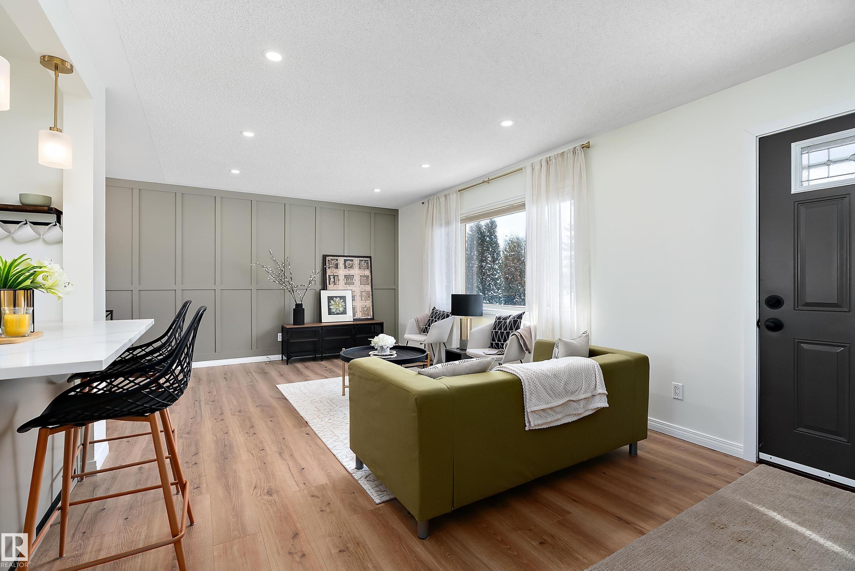 9239 Ottewell Road, Edmonton, AB - Indoor Photo Showing Living Room