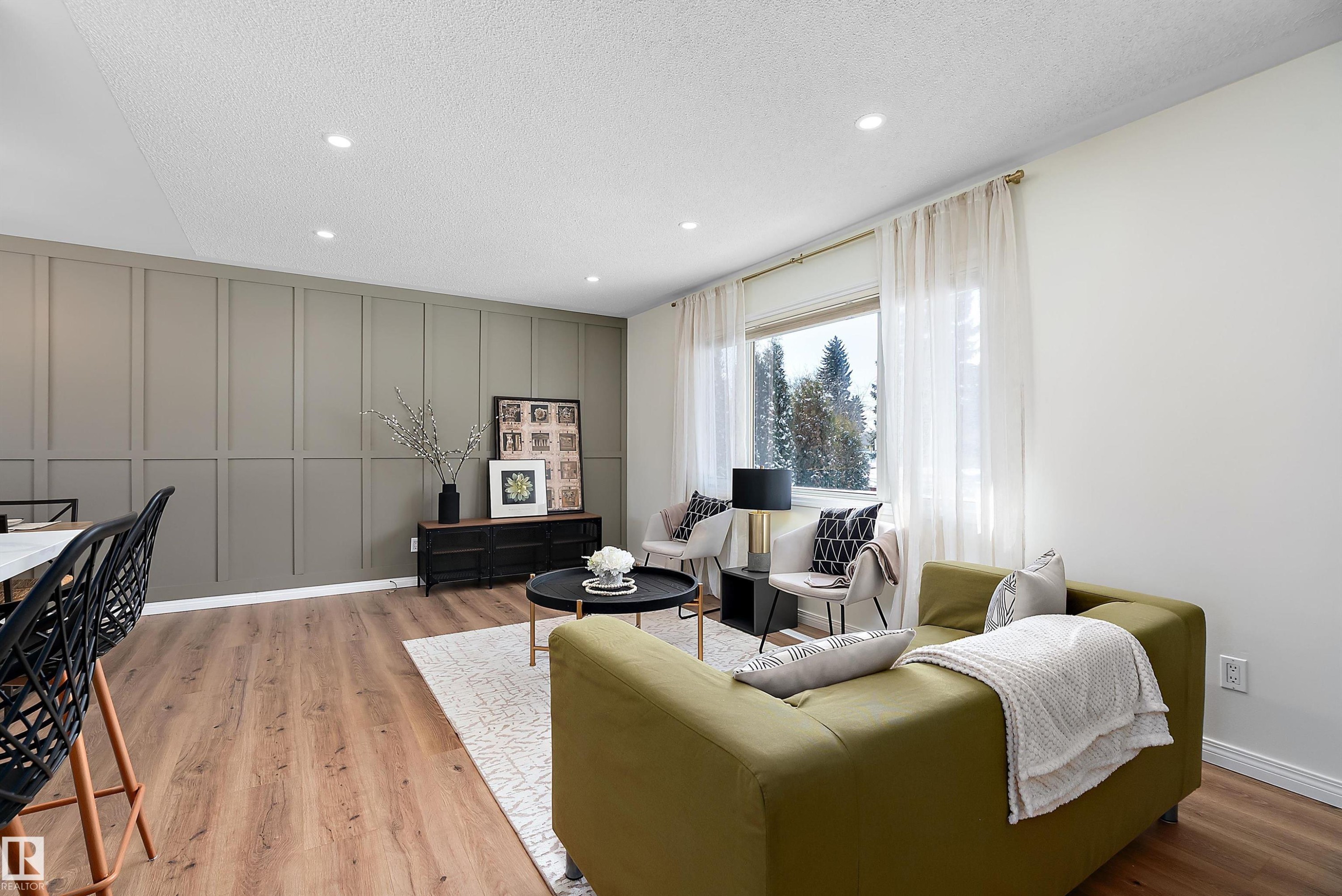 9239 Ottewell Road, Edmonton, AB - Indoor Photo Showing Living Room