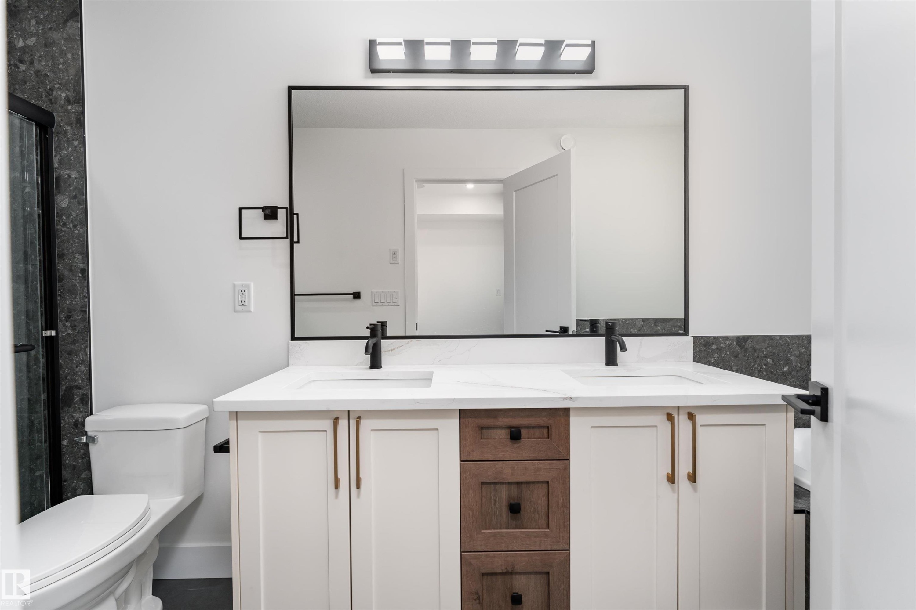 3103 Magpie Way, Edmonton, AB - Indoor Photo Showing Bathroom
