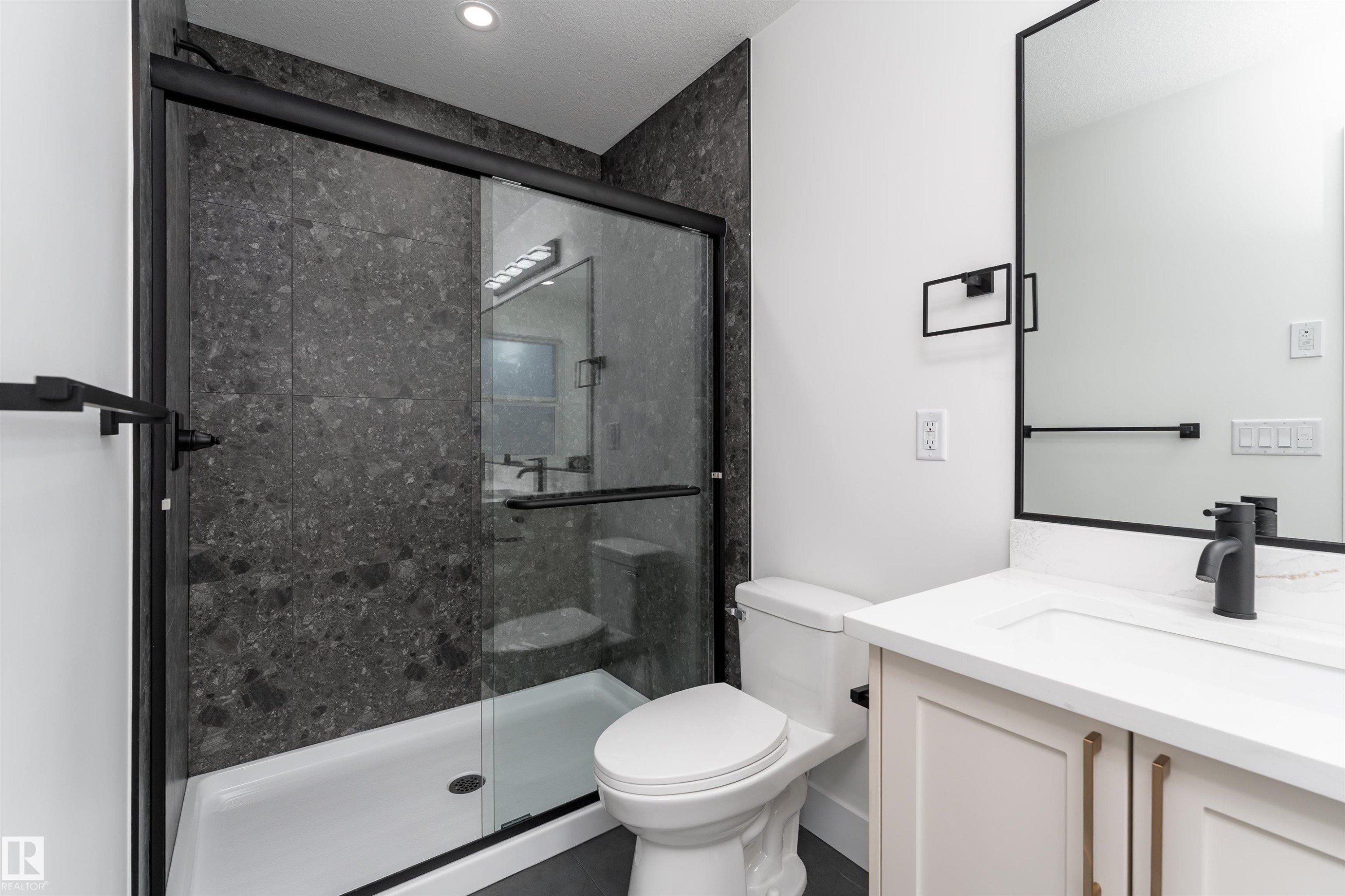 3103 Magpie Way, Edmonton, AB - Indoor Photo Showing Bathroom