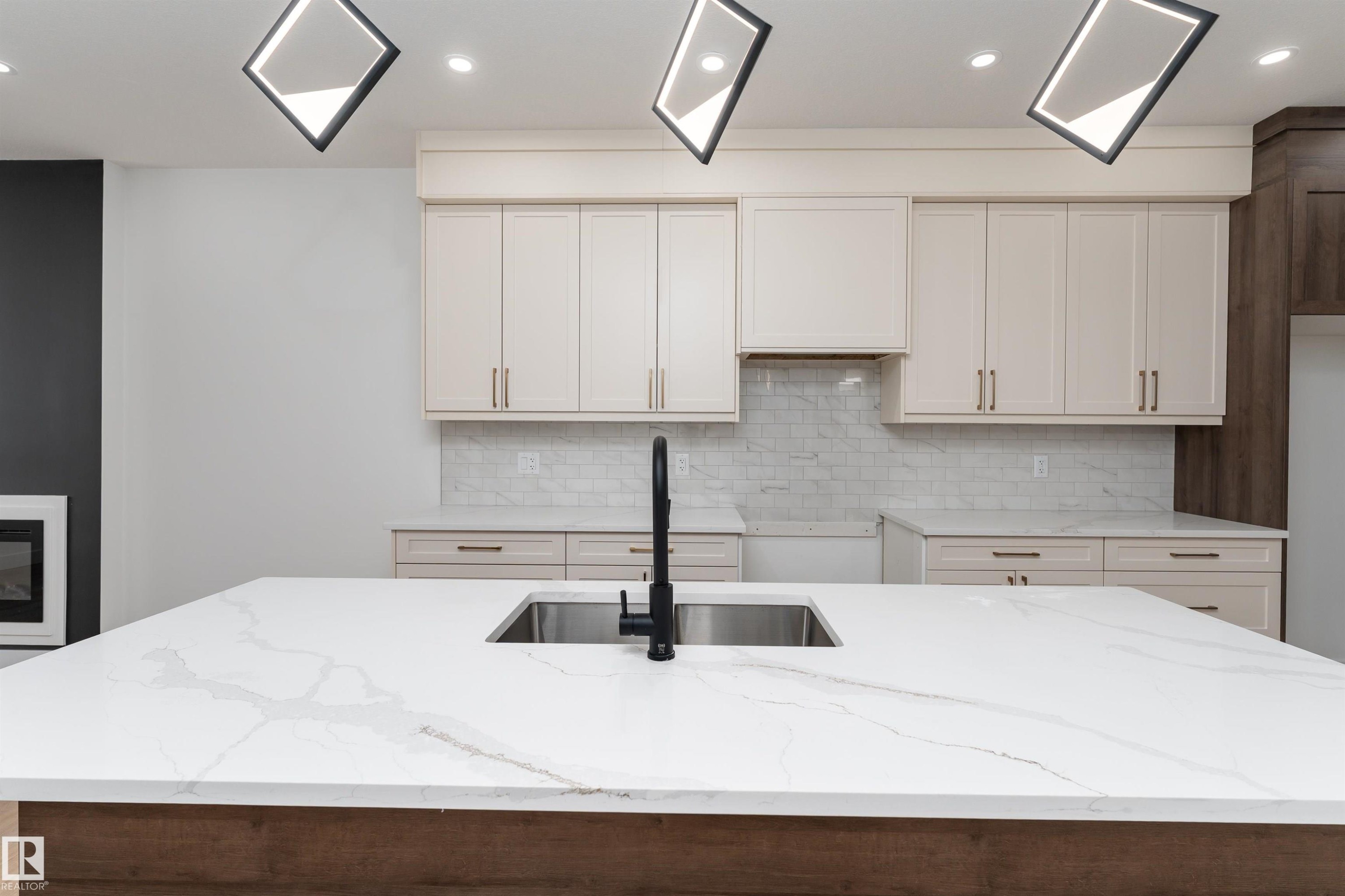 3103 Magpie Way, Edmonton, AB - Indoor Photo Showing Kitchen