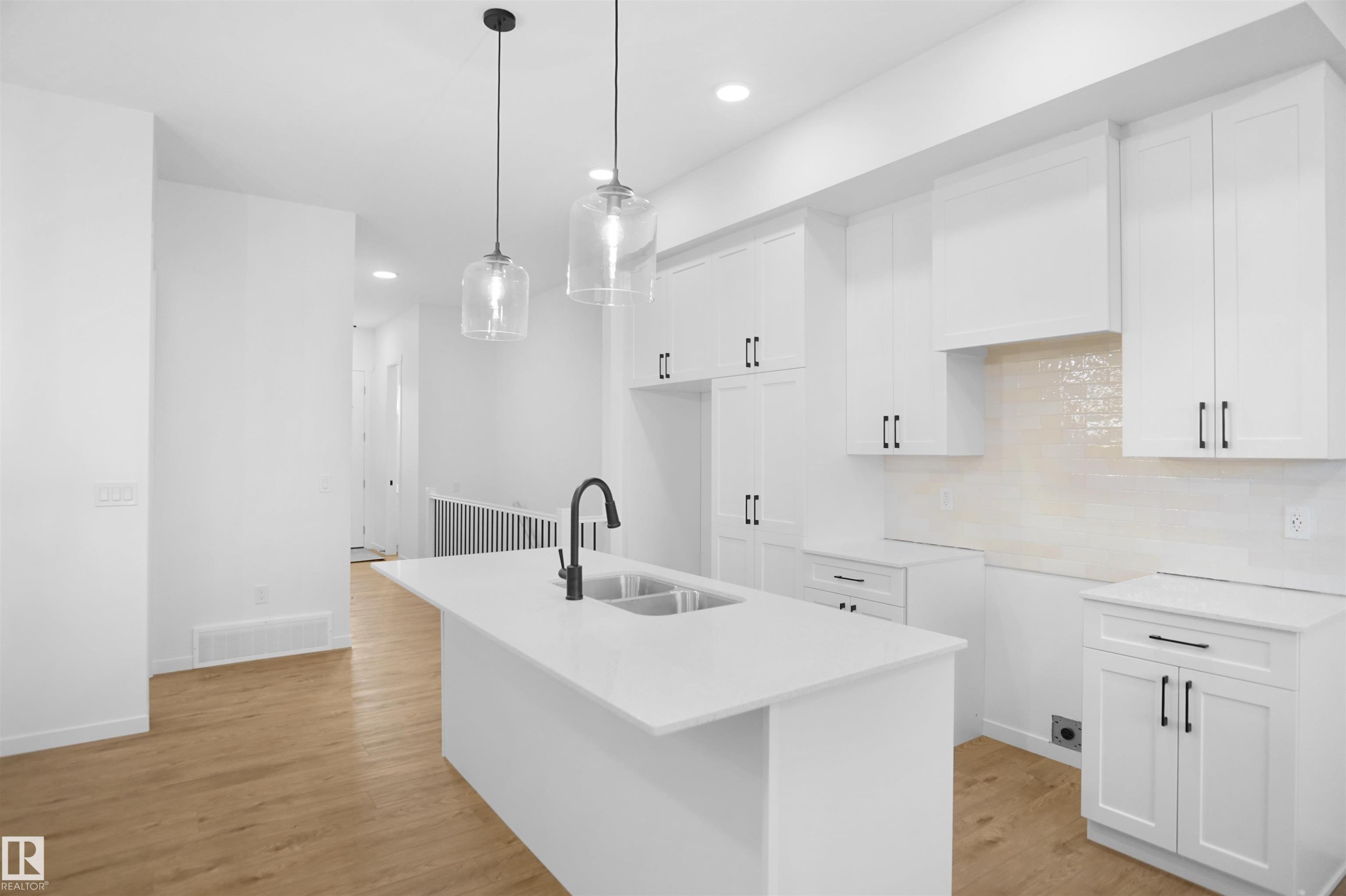 7515 Observer Lane, Edmonton, AB - Indoor Photo Showing Kitchen With Double Sink With Upgraded Kitchen