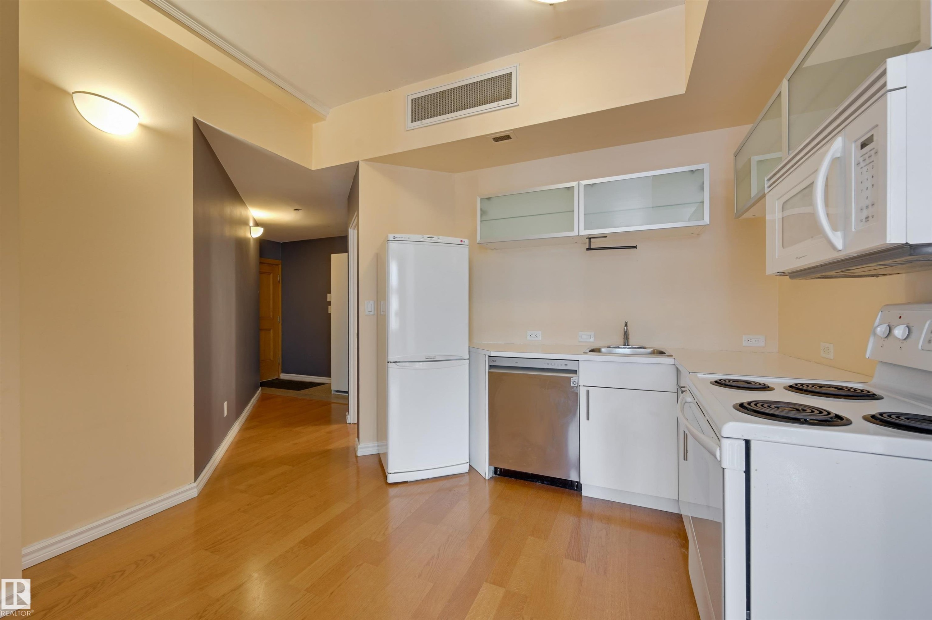 902 10134 100 Street, Edmonton, AB - Indoor Photo Showing Kitchen