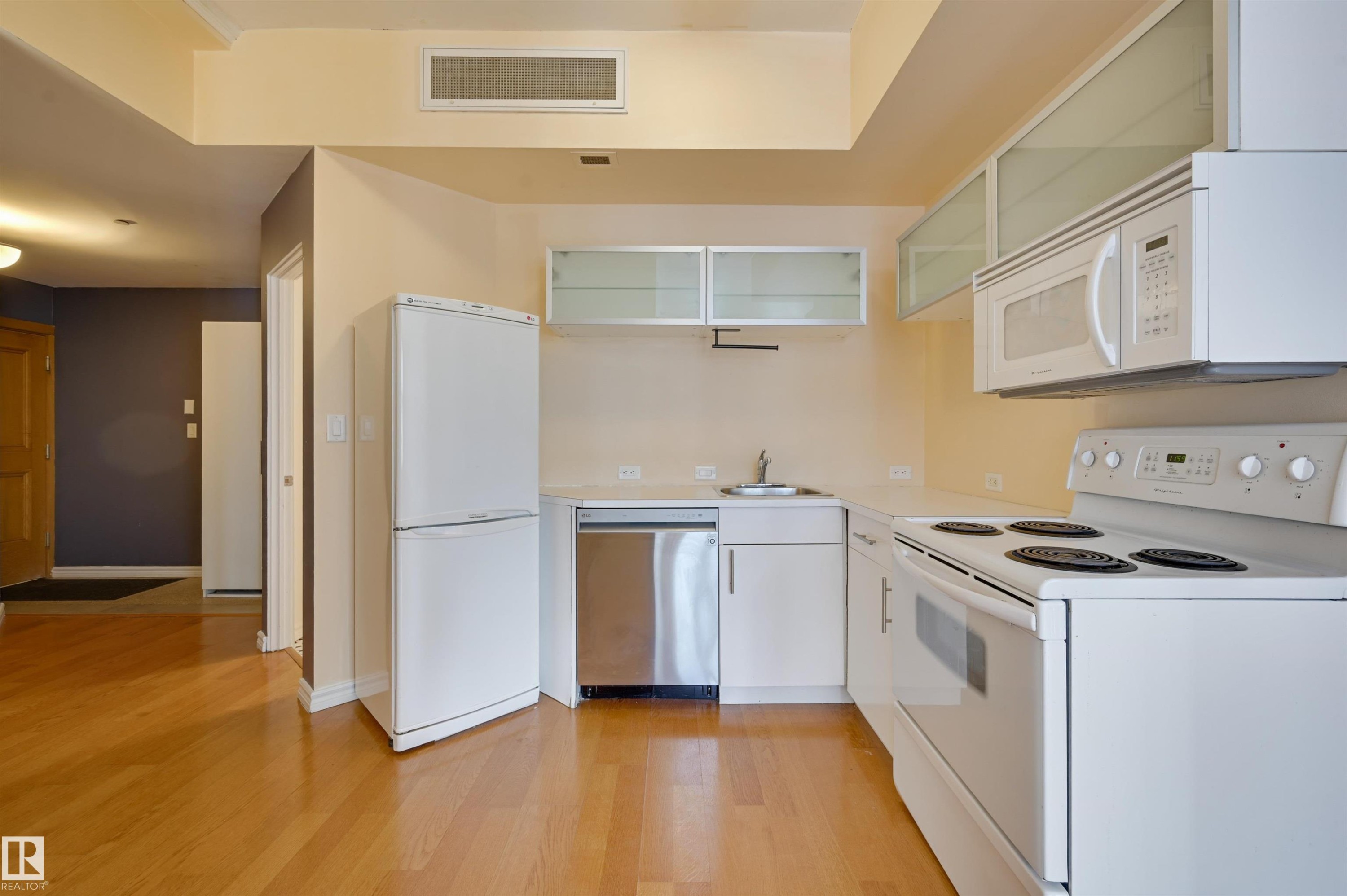 902 10134 100 Street, Edmonton, AB - Indoor Photo Showing Kitchen