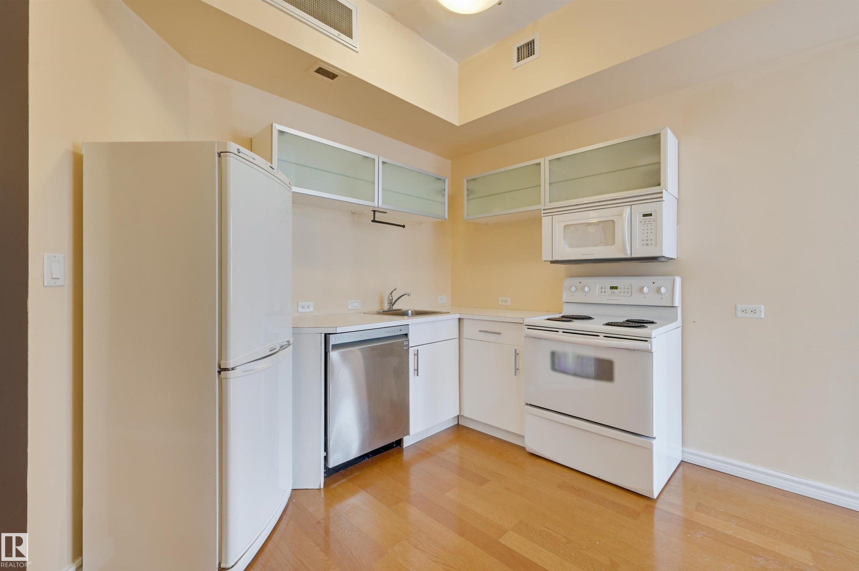 902 10134 100 Street, Edmonton, AB - Indoor Photo Showing Kitchen