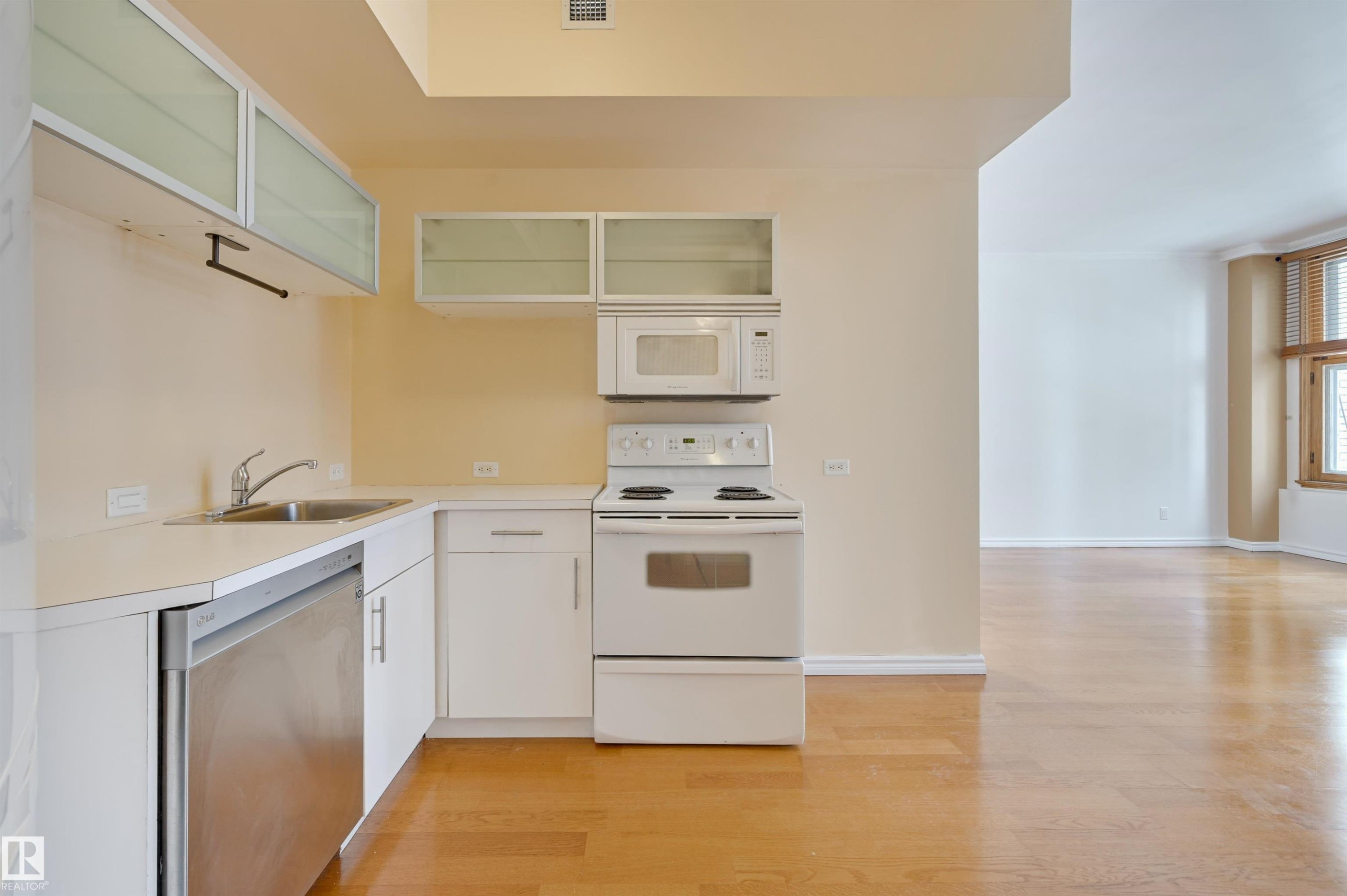 902 10134 100 Street, Edmonton, AB - Indoor Photo Showing Kitchen
