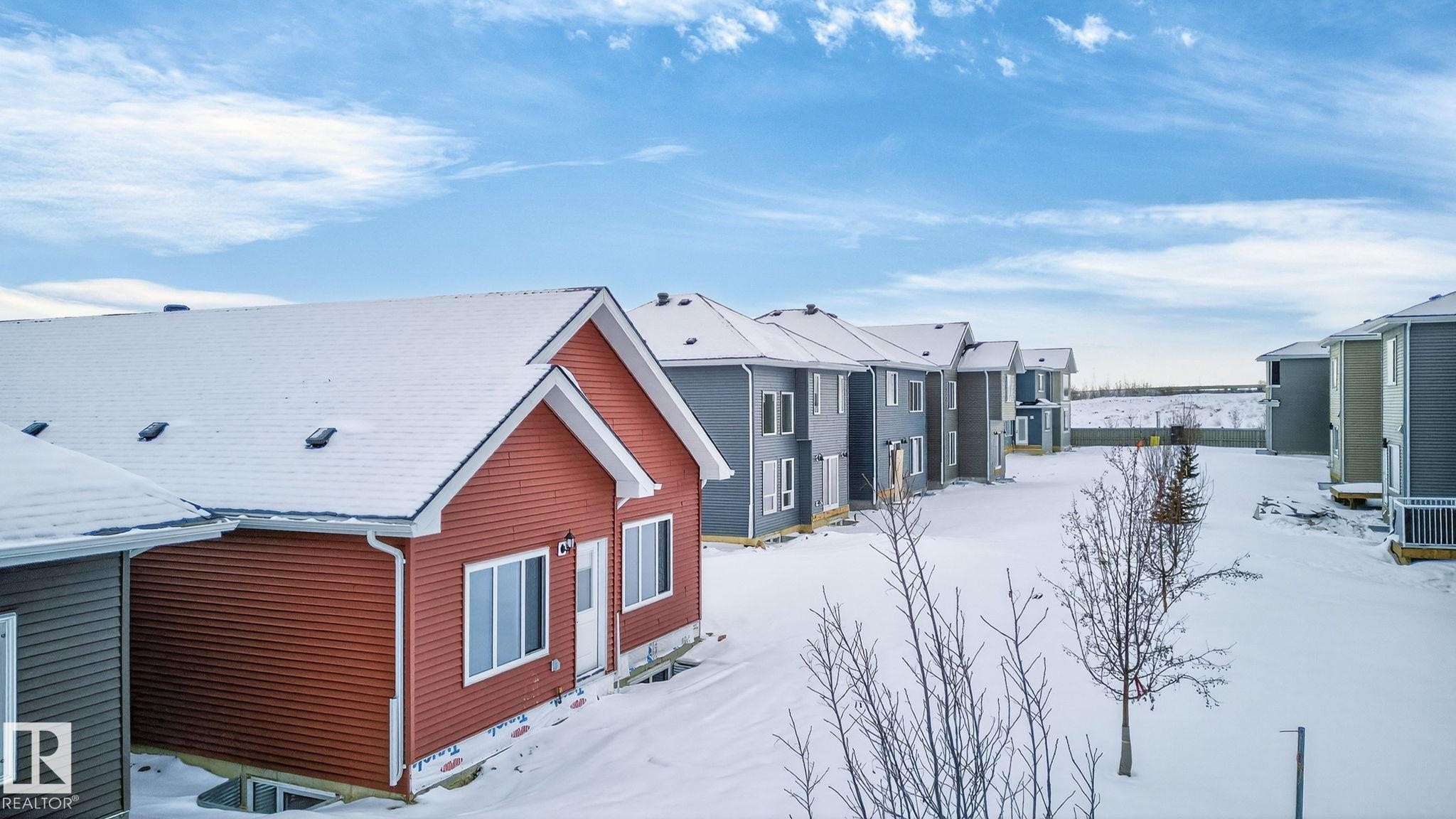 Snow covered property with a residential view - 3318 Chickadee Drive, Edmonton, AB - Outdoor