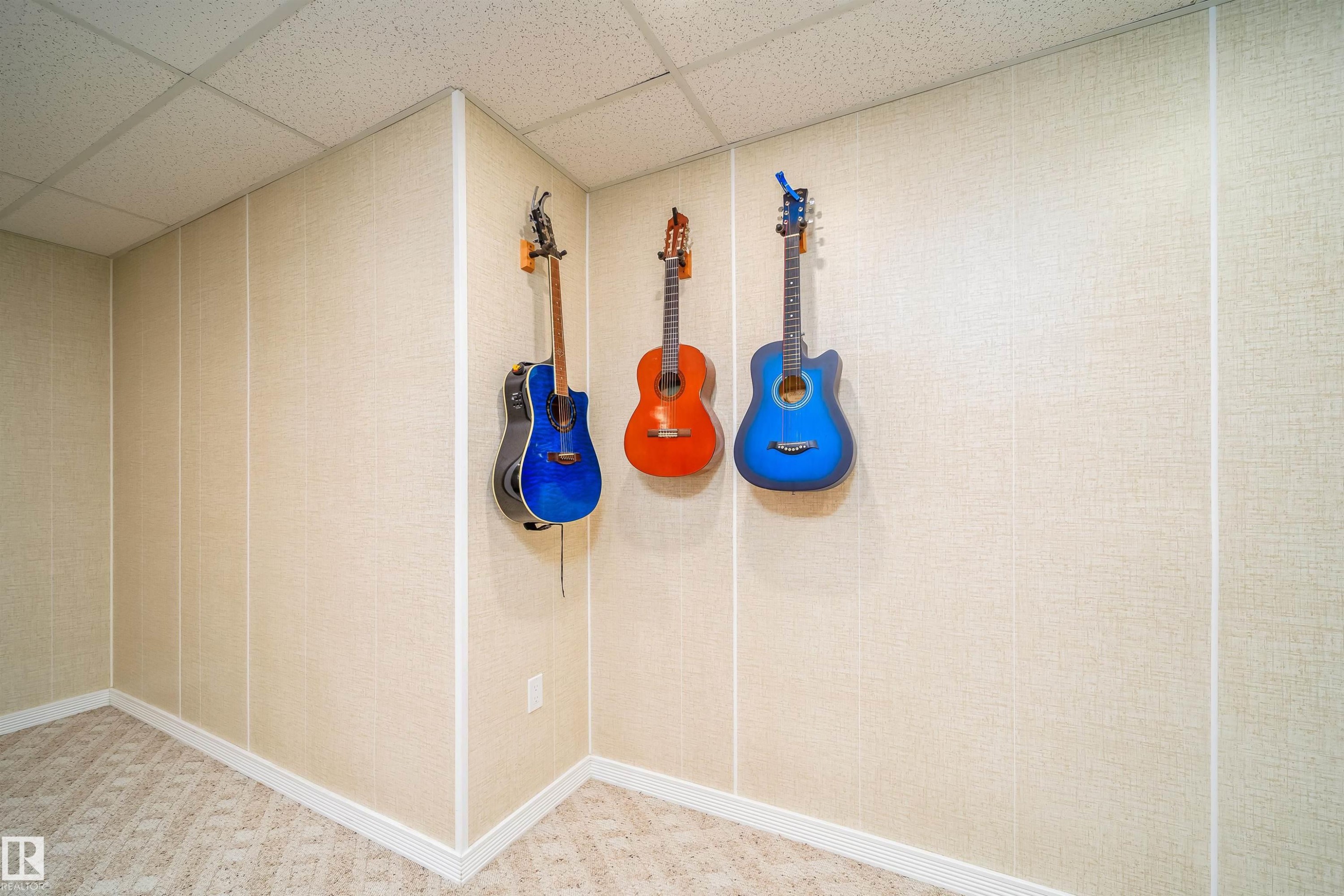 Detailed view of a drop ceiling - 1179 Oakland Drive, Devon, AB - Indoor Photo Showing Other Room