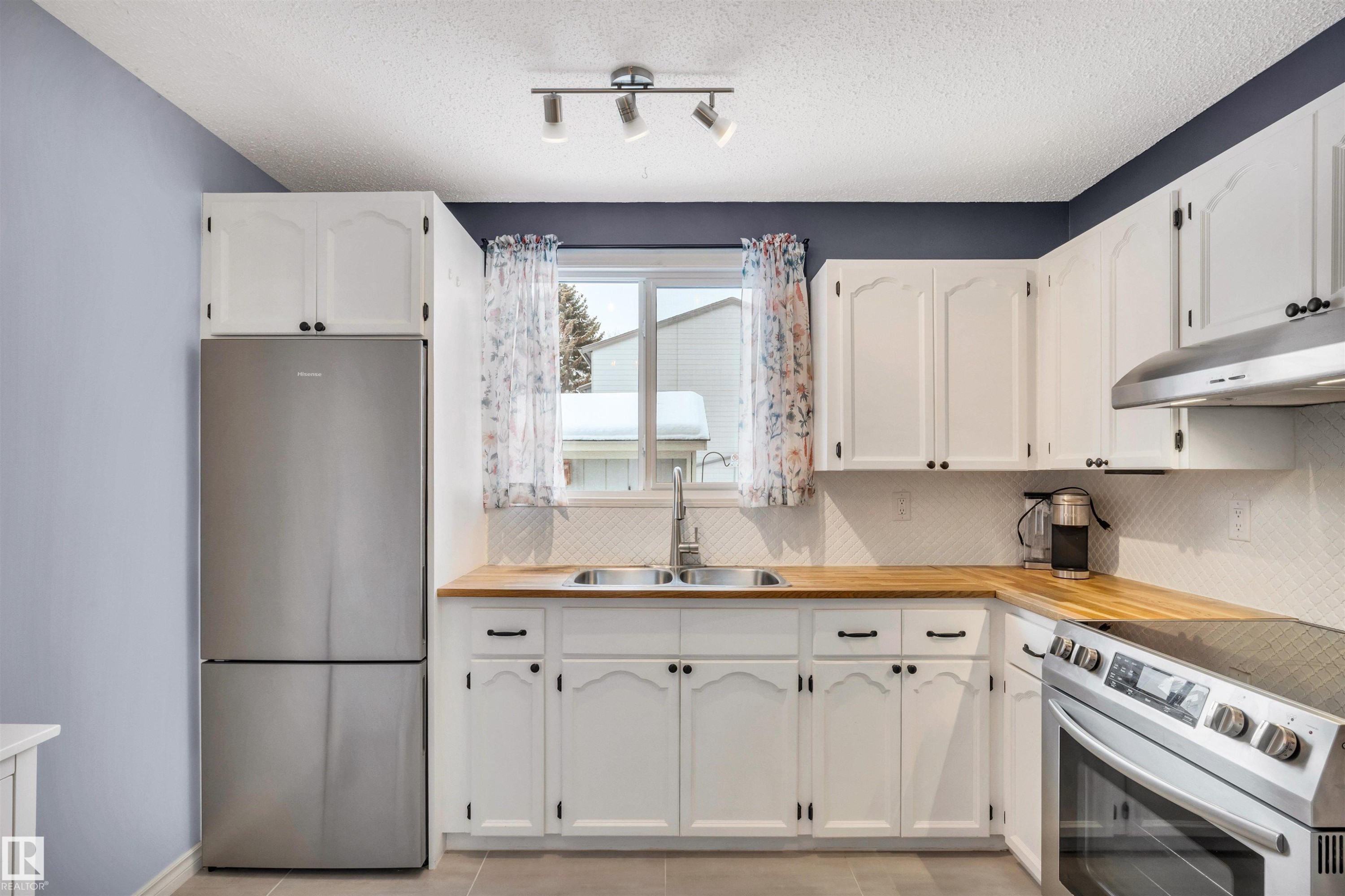 14204 31 Street, Edmonton, AB - Indoor Photo Showing Kitchen With Double Sink